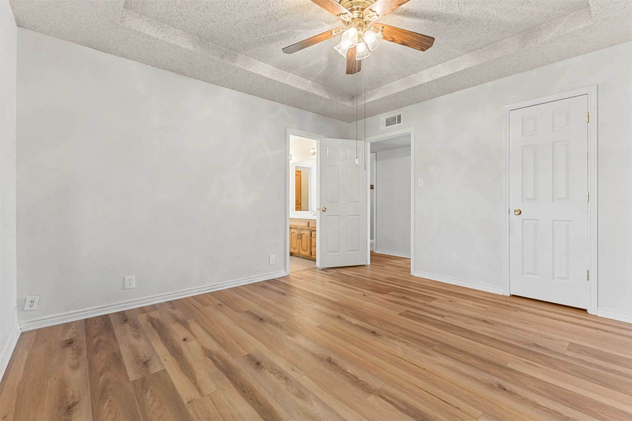 Single Family Residence For Sale in Ellis County , 740 Squire Place, Red Oak, Texas 75154, 3 Bedroom, 2 Bathroom, 2 Garage spaces, 1,625 Sqft, built in 1983, mls#21323825, Real Estate Agent in Red Oak, Homes For Sale in Ellis county, Homes For Sale in Red Oak, Realtor in Red Oak Texas, Real Estate Brokerage Independent Realty Texas, Luminita Cordes Realtor