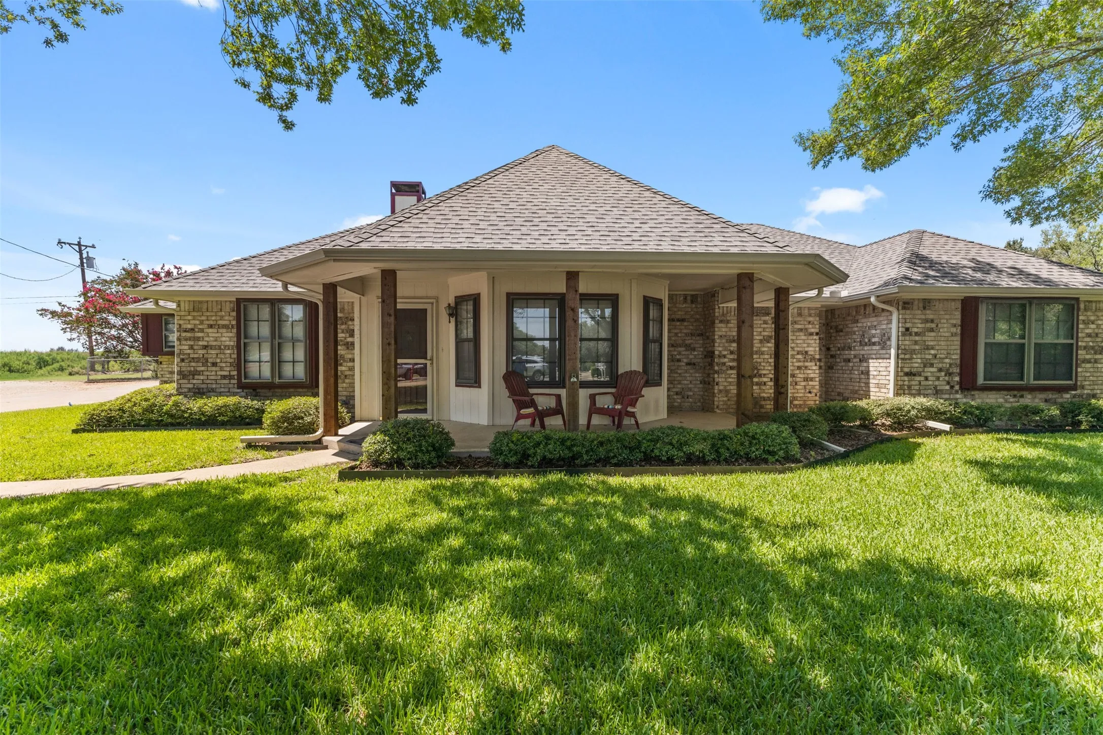 Single Family Residence For Sale in Ellis County , 740 Squire Place, Red Oak, Texas 75154, 3 Bedroom, 2 Bathroom, 2 Garage spaces, 1,625 Sqft, built in 1983, mls#21323825, Real Estate Agent in Red Oak, Homes For Sale in Ellis county, Homes For Sale in Red Oak, Realtor in Red Oak Texas, Real Estate Brokerage Independent Realty Texas, Luminita Cordes Realtor