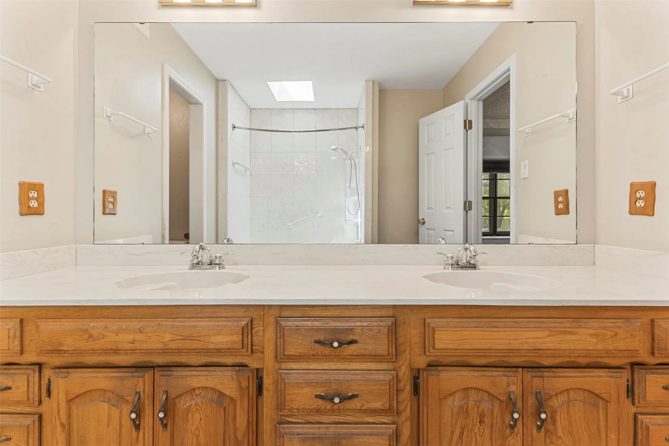 Single Family Residence For Sale in Ellis County , 740 Squire Place, Red Oak, Texas 75154, 3 Bedroom, 2 Bathroom, 2 Garage spaces, 1,625 Sqft, built in 1983, mls#21323825, Real Estate Agent in Red Oak, Homes For Sale in Ellis county, Homes For Sale in Red Oak, Realtor in Red Oak Texas, Real Estate Brokerage Independent Realty Texas, Luminita Cordes Realtor