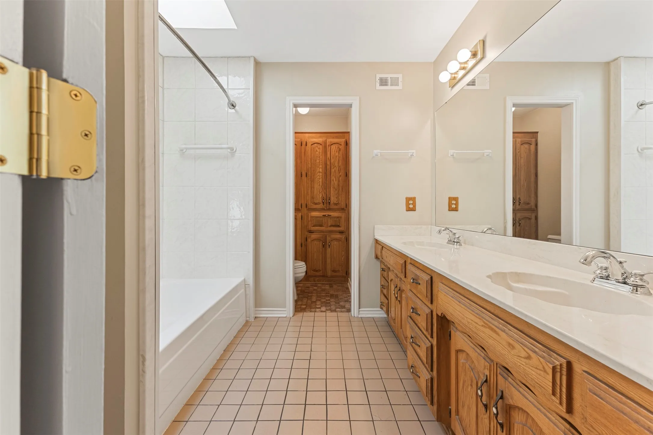 Single Family Residence For Sale in Ellis County , 740 Squire Place, Red Oak, Texas 75154, 3 Bedroom, 2 Bathroom, 2 Garage spaces, 1,625 Sqft, built in 1983, mls#21323825, Real Estate Agent in Red Oak, Homes For Sale in Ellis county, Homes For Sale in Red Oak, Realtor in Red Oak Texas, Real Estate Brokerage Independent Realty Texas, Luminita Cordes Realtor