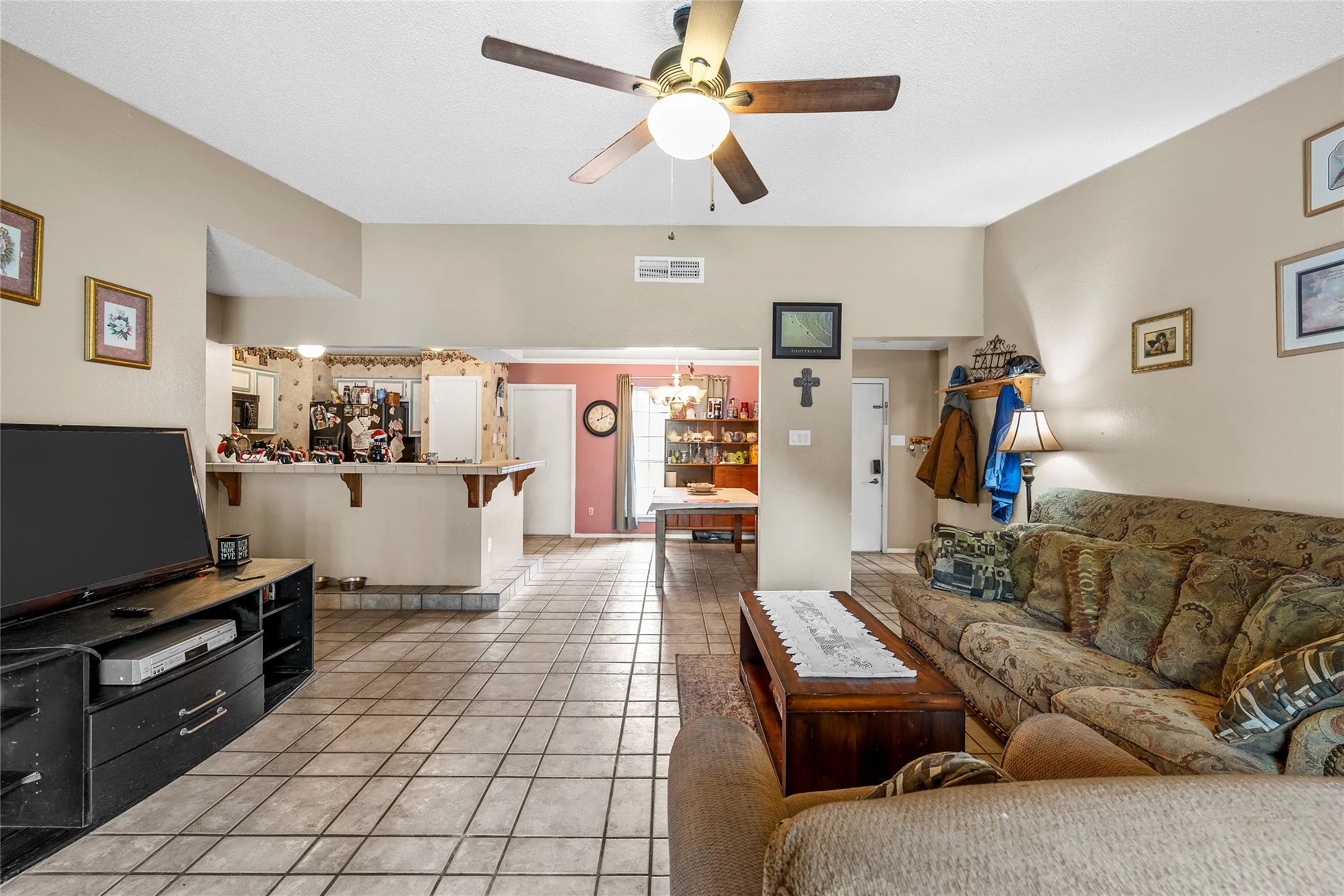 Single Family Residence For Sale in Mc Lennan County , 2105 Real Drive, Woodway, Texas 76712, 4 Bedroom, 2 Bathroom, 2 Garage spaces, 1,563 Sqft, built in 1980, Price $255,000, mls#21323699, Real Estate Agent in Woodway, Homes For Sale in Mc Lennan county, Homes For Sale in Woodway, Realtor in Woodway Texas, Real Estate Brokerage Independent Realty Texas, Luminita Cordes Realtor