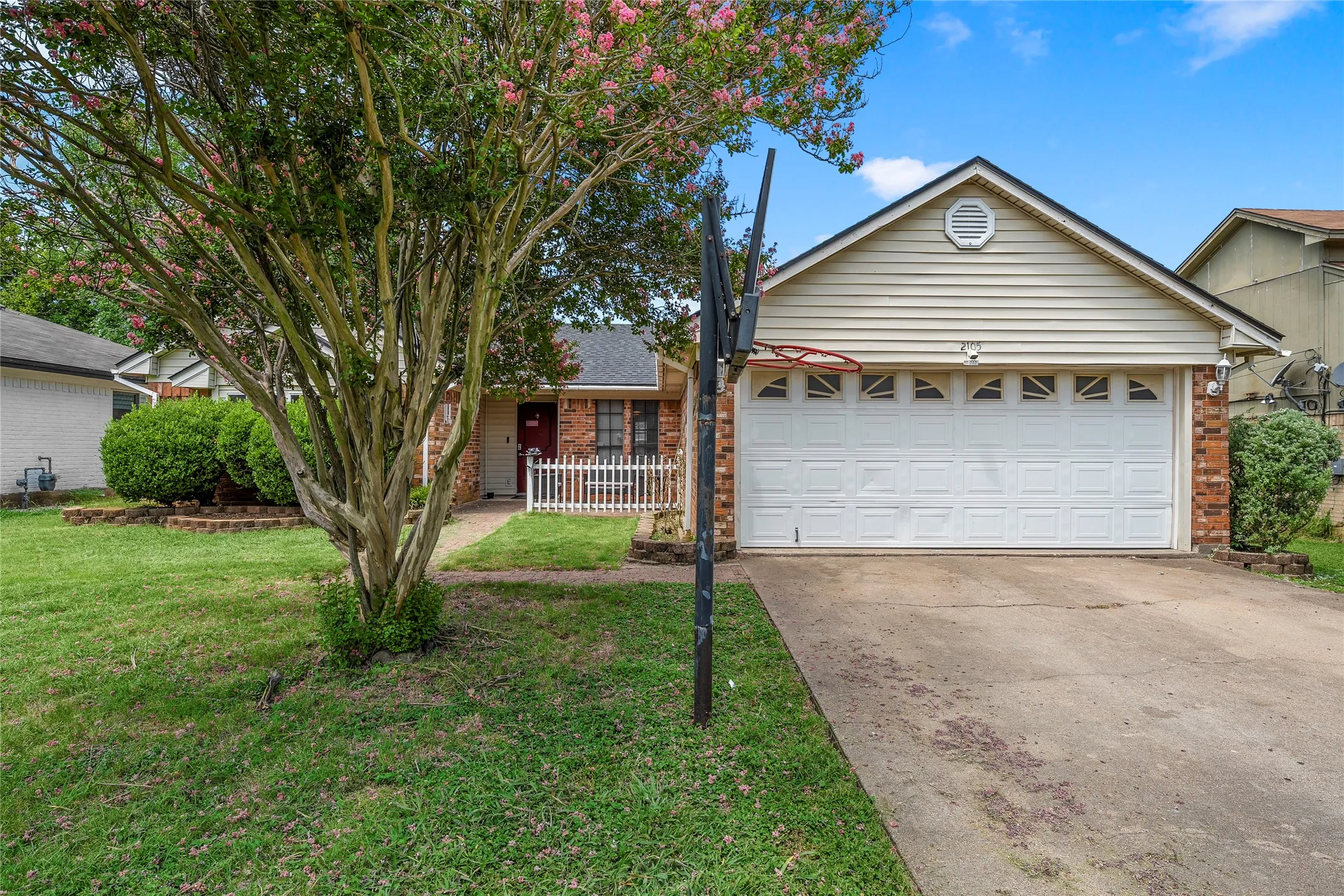 Single Family Residence For Sale in Mc Lennan County , 2105 Real Drive, Woodway, Texas 76712, 4 Bedroom, 2 Bathroom, 2 Garage spaces, 1,563 Sqft, built in 1980, Price $255,000, mls#21323699, Real Estate Agent in Woodway, Homes For Sale in Mc Lennan county, Homes For Sale in Woodway, Realtor in Woodway Texas, Real Estate Brokerage Independent Realty Texas, Luminita Cordes Realtor