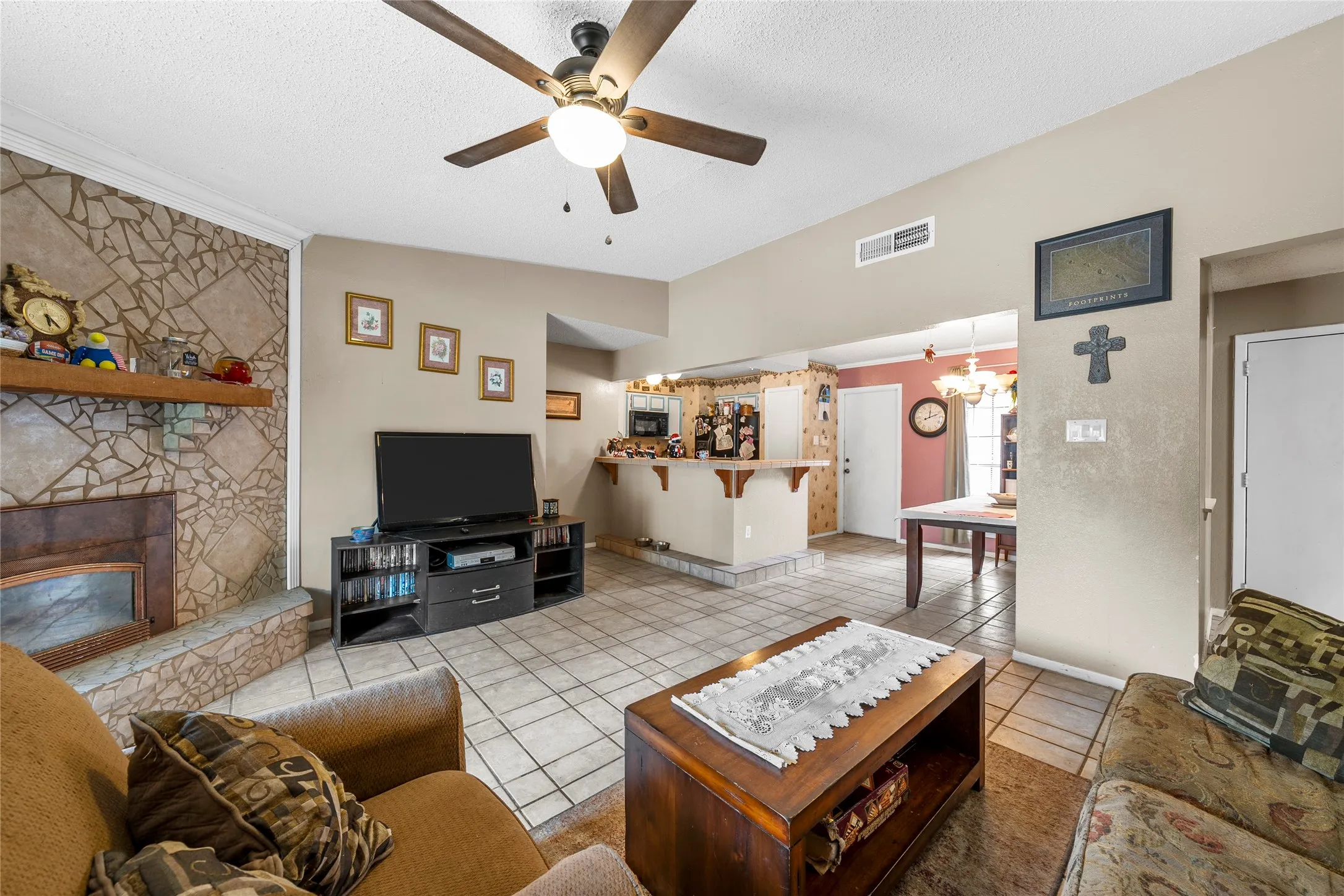 Single Family Residence For Sale in Mc Lennan County , 2105 Real Drive, Woodway, Texas 76712, 4 Bedroom, 2 Bathroom, 2 Garage spaces, 1,563 Sqft, built in 1980, Price $255,000, mls#21323699, Real Estate Agent in Woodway, Homes For Sale in Mc Lennan county, Homes For Sale in Woodway, Realtor in Woodway Texas, Real Estate Brokerage Independent Realty Texas, Luminita Cordes Realtor