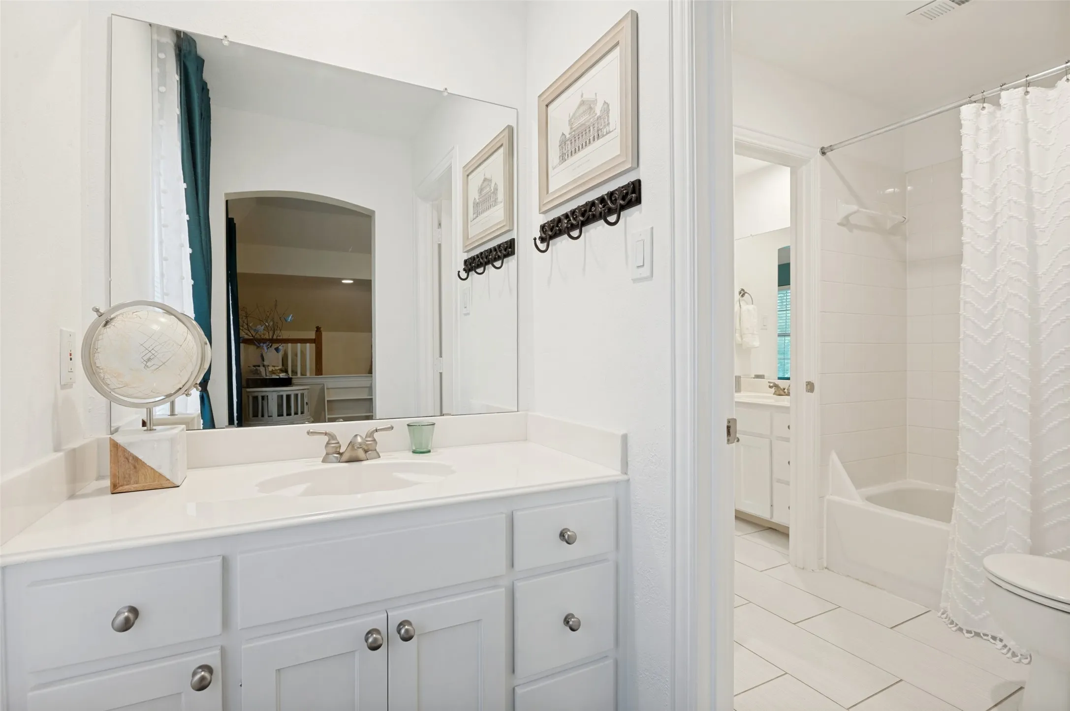 Jack and Jill bath