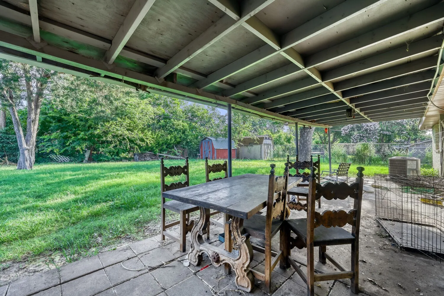 Covered patio with a concrete slab floor
