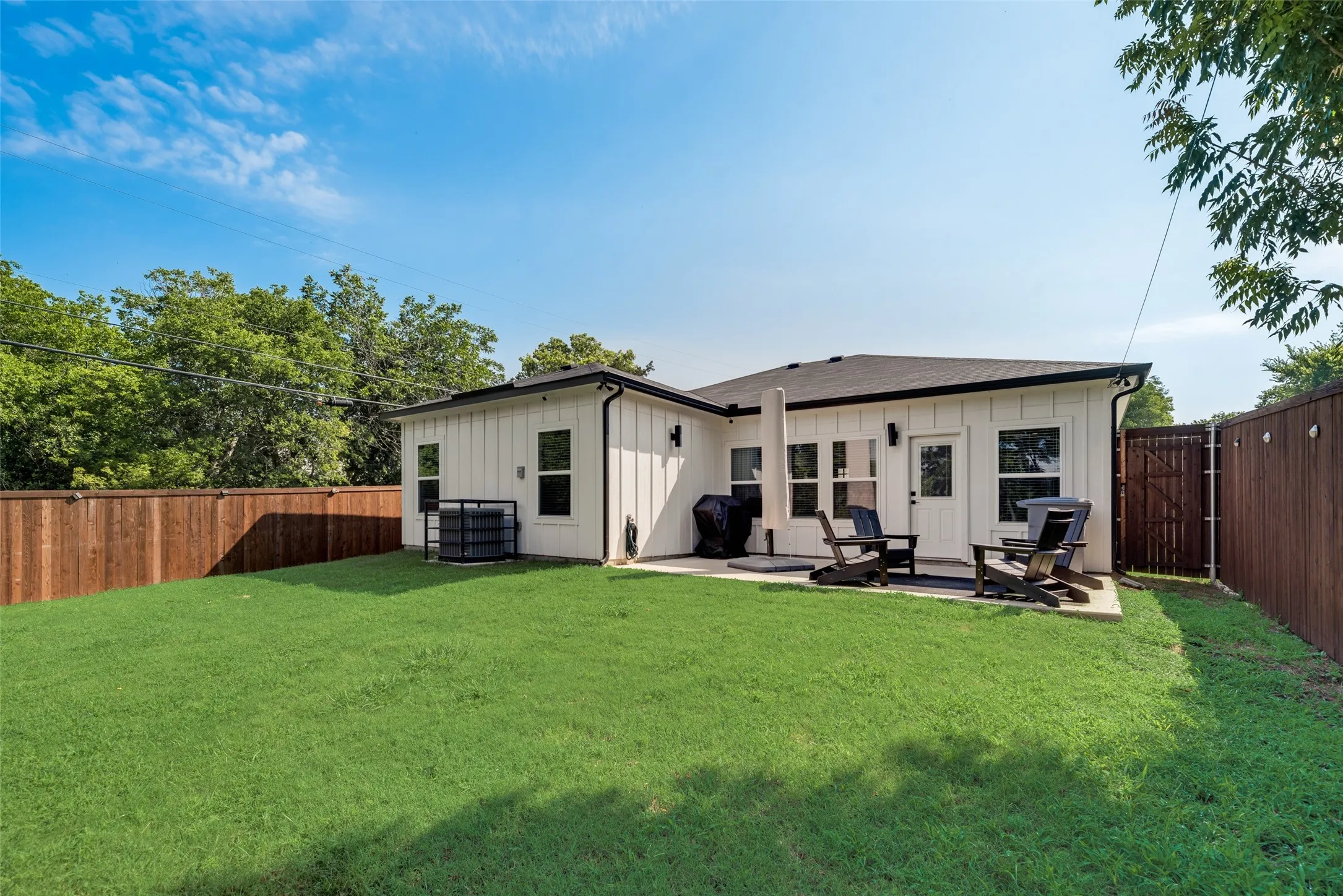 Single Family Residence For Rent in Dallas County , 3001 Fernwood Avenue, Dallas, Texas 75216, 4 Bedroom, 2 Bathroom, 2 Garage spaces, 1,738 Sqft, built in 2021, mls#21323849, Real Estate Agent in Dallas, Homes For Rent in Dallas county, Homes For Rent in Dallas, Realtor in Dallas Texas, Real Estate Brokerage Independent Realty Texas, Luminita Cordes Realtor