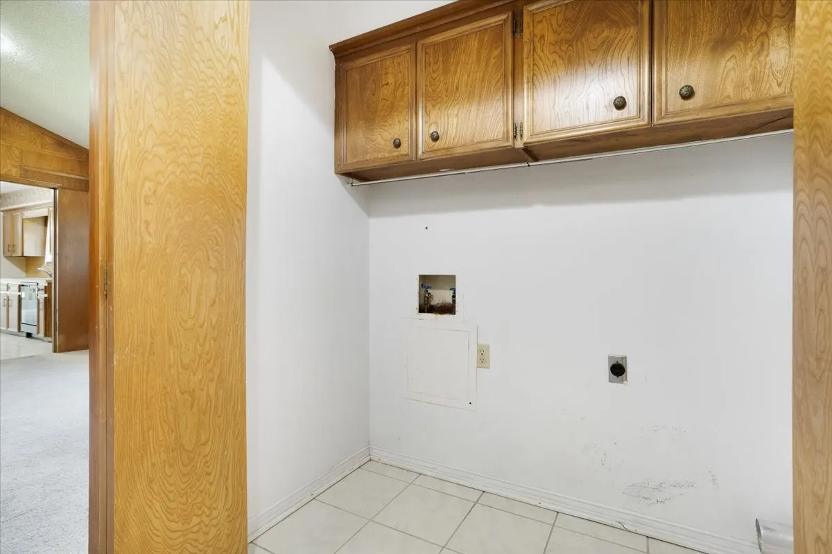 Single Family Residence For Sale in Grayson County , 1621 Idlewood Drive, Sherman, Texas 75092, 4 Bedroom, 3 Bathroom, 3 Garage spaces, 3,026 Sqft, built in 1976, mls#21323281, Real Estate Agent in Sherman, Homes For Sale in Grayson county, Homes For Sale in Sherman, Realtor in Sherman Texas, Real Estate Brokerage Independent Realty Texas, Luminita Cordes Realtor