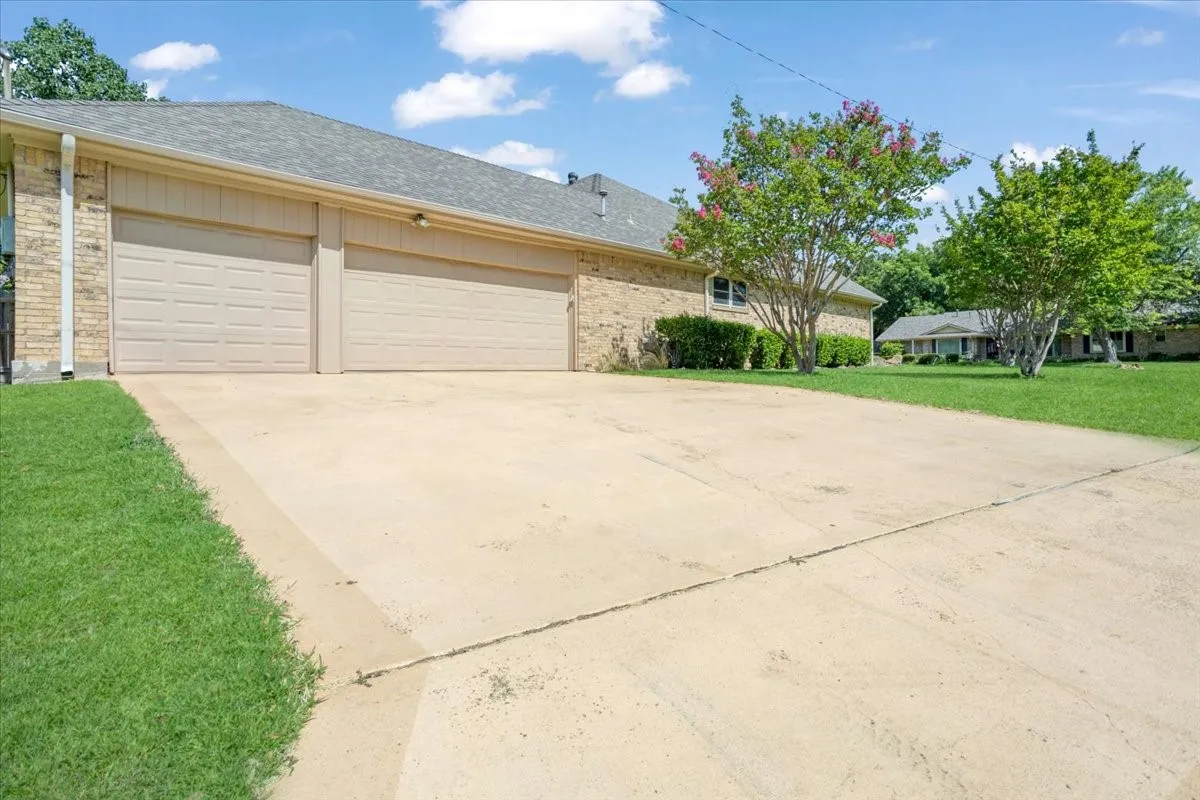 Single Family Residence For Sale in Grayson County , 1621 Idlewood Drive, Sherman, Texas 75092, 4 Bedroom, 3 Bathroom, 3 Garage spaces, 3,026 Sqft, built in 1976, mls#21323281, Real Estate Agent in Sherman, Homes For Sale in Grayson county, Homes For Sale in Sherman, Realtor in Sherman Texas, Real Estate Brokerage Independent Realty Texas, Luminita Cordes Realtor