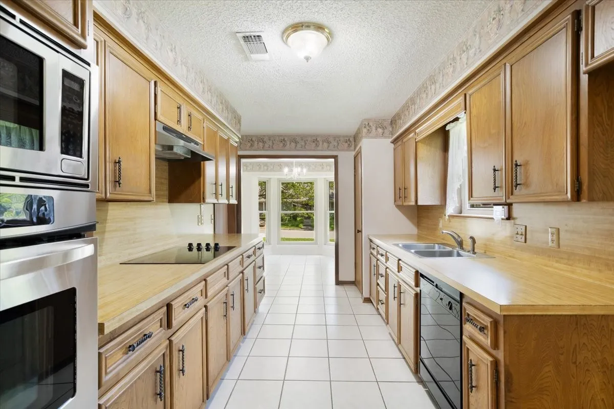 Single Family Residence For Sale in Grayson County , 1621 Idlewood Drive, Sherman, Texas 75092, 4 Bedroom, 3 Bathroom, 3 Garage spaces, 3,026 Sqft, built in 1976, mls#21323281, Real Estate Agent in Sherman, Homes For Sale in Grayson county, Homes For Sale in Sherman, Realtor in Sherman Texas, Real Estate Brokerage Independent Realty Texas, Luminita Cordes Realtor