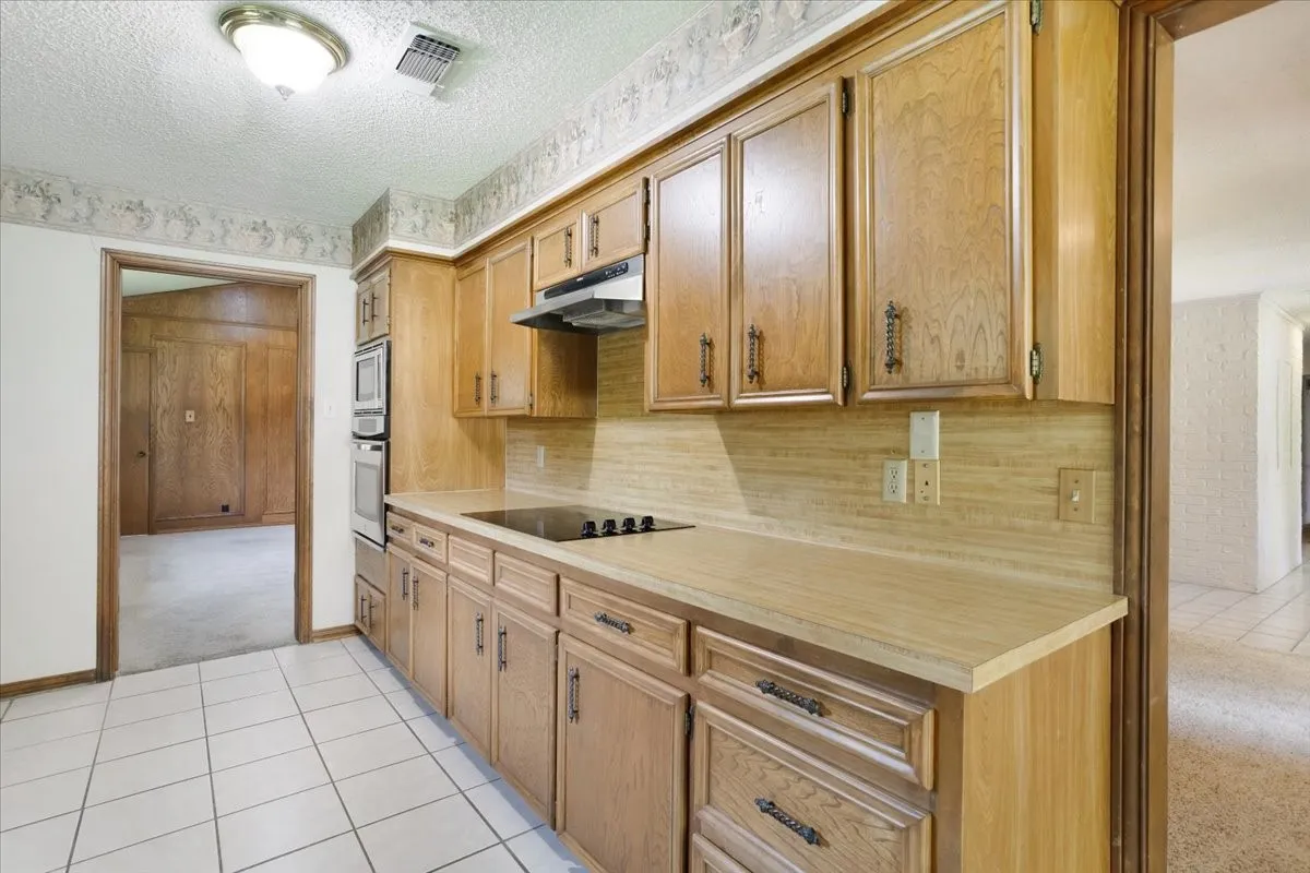 Single Family Residence For Sale in Grayson County , 1621 Idlewood Drive, Sherman, Texas 75092, 4 Bedroom, 3 Bathroom, 3 Garage spaces, 3,026 Sqft, built in 1976, mls#21323281, Real Estate Agent in Sherman, Homes For Sale in Grayson county, Homes For Sale in Sherman, Realtor in Sherman Texas, Real Estate Brokerage Independent Realty Texas, Luminita Cordes Realtor