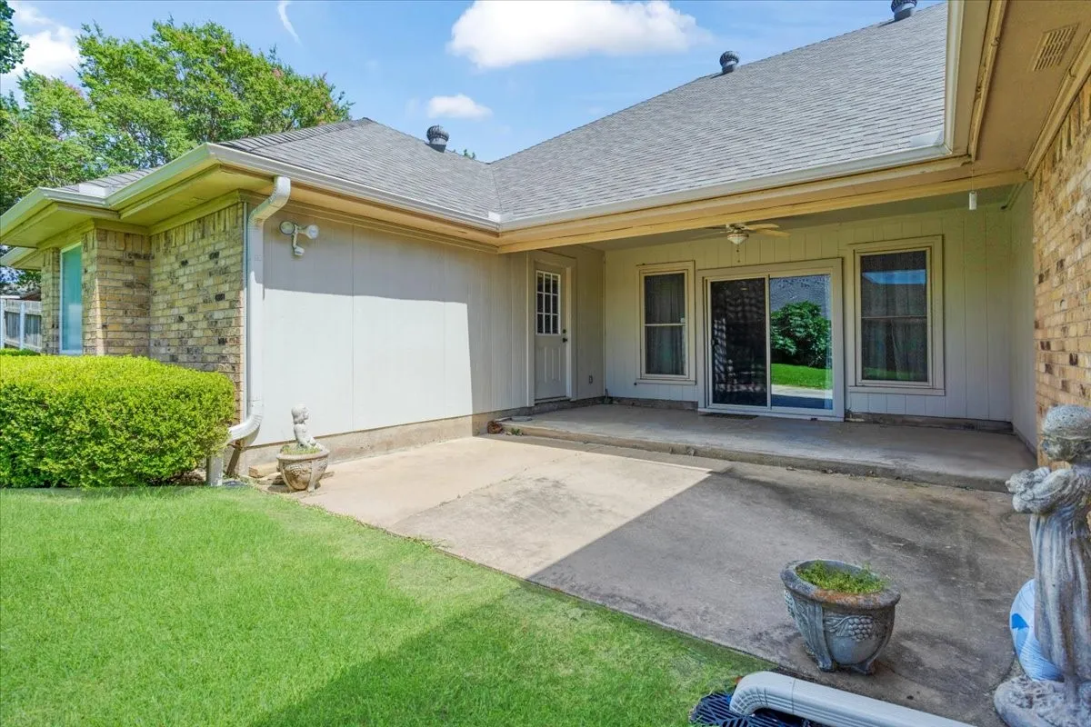 Single Family Residence For Sale in Grayson County , 1621 Idlewood Drive, Sherman, Texas 75092, 4 Bedroom, 3 Bathroom, 3 Garage spaces, 3,026 Sqft, built in 1976, mls#21323281, Real Estate Agent in Sherman, Homes For Sale in Grayson county, Homes For Sale in Sherman, Realtor in Sherman Texas, Real Estate Brokerage Independent Realty Texas, Luminita Cordes Realtor
