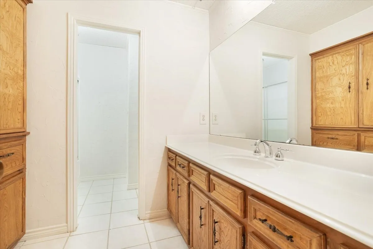 Single Family Residence For Sale in Grayson County , 1621 Idlewood Drive, Sherman, Texas 75092, 4 Bedroom, 3 Bathroom, 3 Garage spaces, 3,026 Sqft, built in 1976, mls#21323281, Real Estate Agent in Sherman, Homes For Sale in Grayson county, Homes For Sale in Sherman, Realtor in Sherman Texas, Real Estate Brokerage Independent Realty Texas, Luminita Cordes Realtor