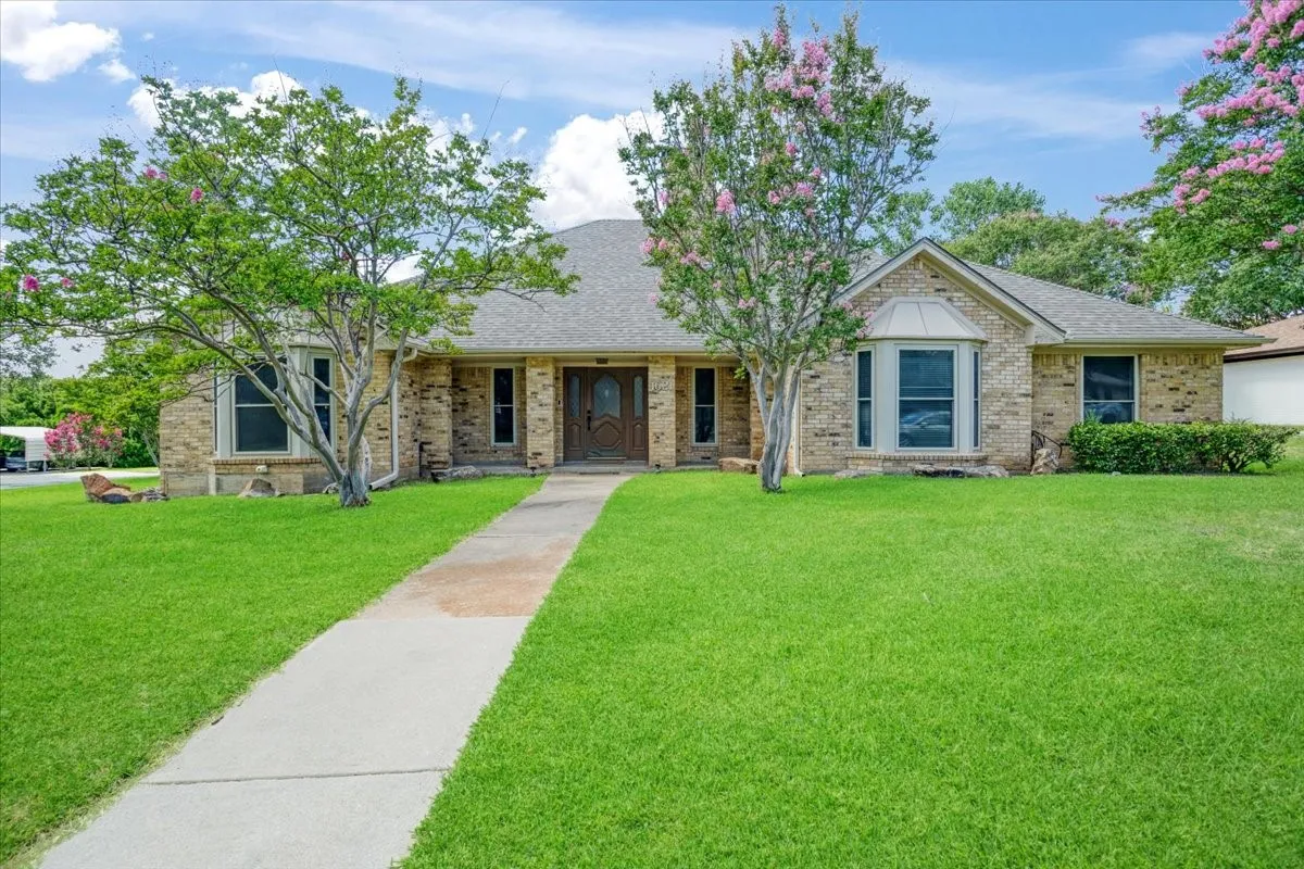 Single Family Residence For Sale in Grayson County , 1621 Idlewood Drive, Sherman, Texas 75092, 4 Bedroom, 3 Bathroom, 3 Garage spaces, 3,026 Sqft, built in 1976, mls#21323281, Real Estate Agent in Sherman, Homes For Sale in Grayson county, Homes For Sale in Sherman, Realtor in Sherman Texas, Real Estate Brokerage Independent Realty Texas, Luminita Cordes Realtor