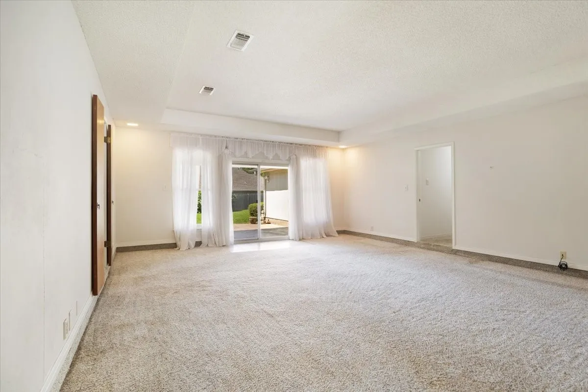 Single Family Residence For Sale in Grayson County , 1621 Idlewood Drive, Sherman, Texas 75092, 4 Bedroom, 3 Bathroom, 3 Garage spaces, 3,026 Sqft, built in 1976, mls#21323281, Real Estate Agent in Sherman, Homes For Sale in Grayson county, Homes For Sale in Sherman, Realtor in Sherman Texas, Real Estate Brokerage Independent Realty Texas, Luminita Cordes Realtor