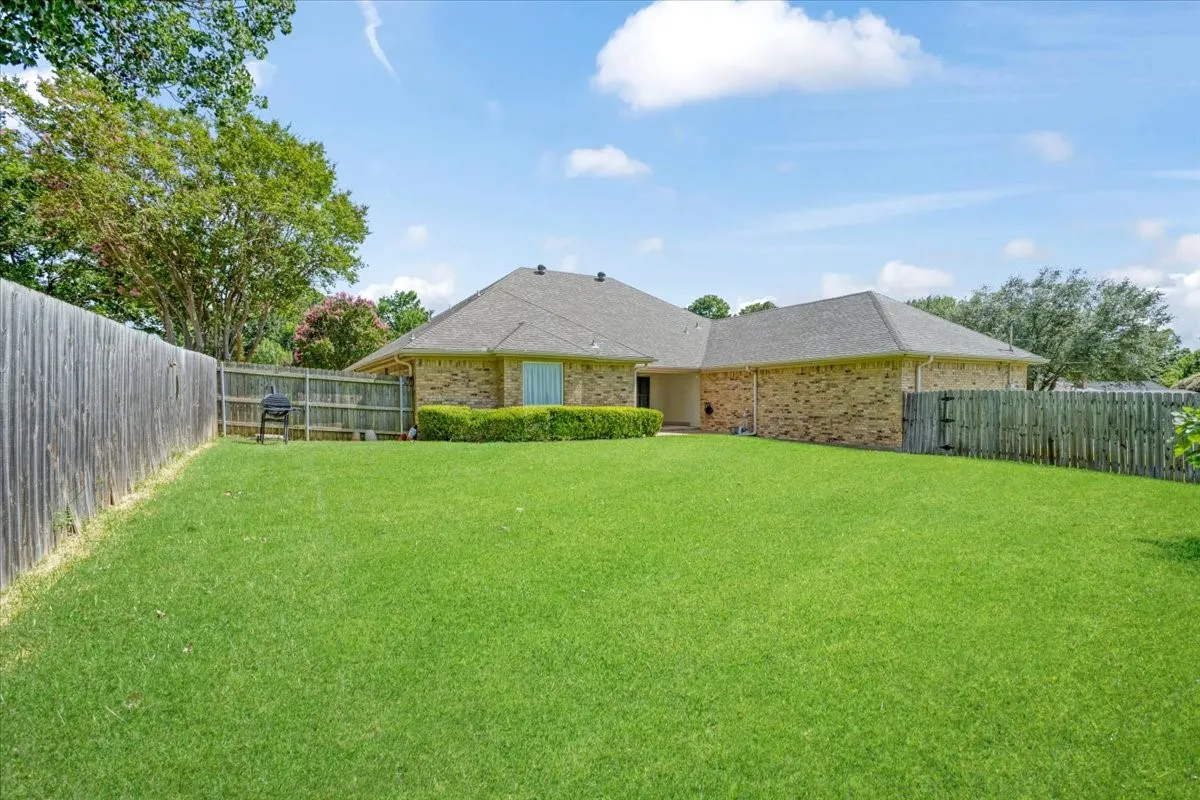 Single Family Residence For Sale in Grayson County , 1621 Idlewood Drive, Sherman, Texas 75092, 4 Bedroom, 3 Bathroom, 3 Garage spaces, 3,026 Sqft, built in 1976, mls#21323281, Real Estate Agent in Sherman, Homes For Sale in Grayson county, Homes For Sale in Sherman, Realtor in Sherman Texas, Real Estate Brokerage Independent Realty Texas, Luminita Cordes Realtor
