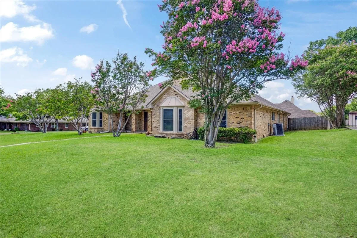 Single Family Residence For Sale in Grayson County , 1621 Idlewood Drive, Sherman, Texas 75092, 4 Bedroom, 3 Bathroom, 3 Garage spaces, 3,026 Sqft, built in 1976, mls#21323281, Real Estate Agent in Sherman, Homes For Sale in Grayson county, Homes For Sale in Sherman, Realtor in Sherman Texas, Real Estate Brokerage Independent Realty Texas, Luminita Cordes Realtor