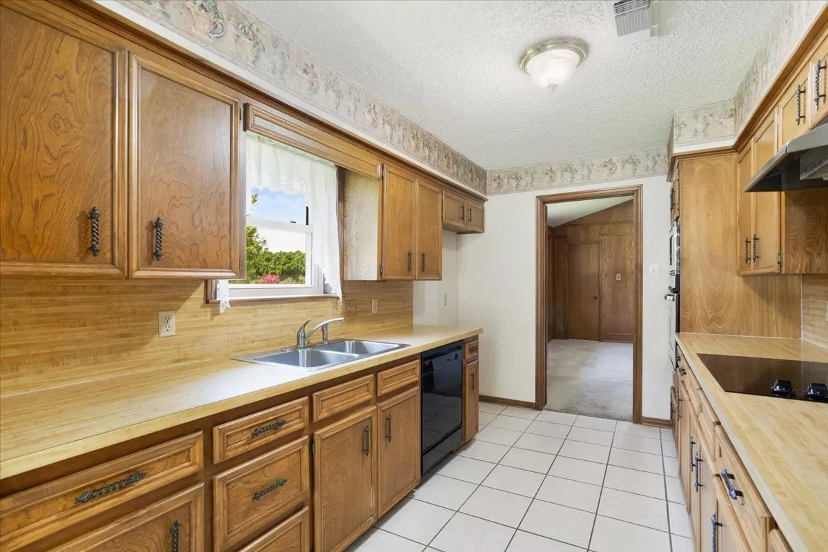 Single Family Residence For Sale in Grayson County , 1621 Idlewood Drive, Sherman, Texas 75092, 4 Bedroom, 3 Bathroom, 3 Garage spaces, 3,026 Sqft, built in 1976, mls#21323281, Real Estate Agent in Sherman, Homes For Sale in Grayson county, Homes For Sale in Sherman, Realtor in Sherman Texas, Real Estate Brokerage Independent Realty Texas, Luminita Cordes Realtor