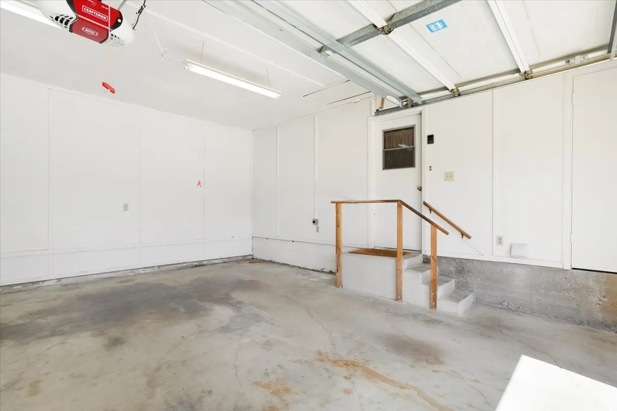 Single Family Residence For Sale in Grayson County , 1621 Idlewood Drive, Sherman, Texas 75092, 4 Bedroom, 3 Bathroom, 3 Garage spaces, 3,026 Sqft, built in 1976, mls#21323281, Real Estate Agent in Sherman, Homes For Sale in Grayson county, Homes For Sale in Sherman, Realtor in Sherman Texas, Real Estate Brokerage Independent Realty Texas, Luminita Cordes Realtor