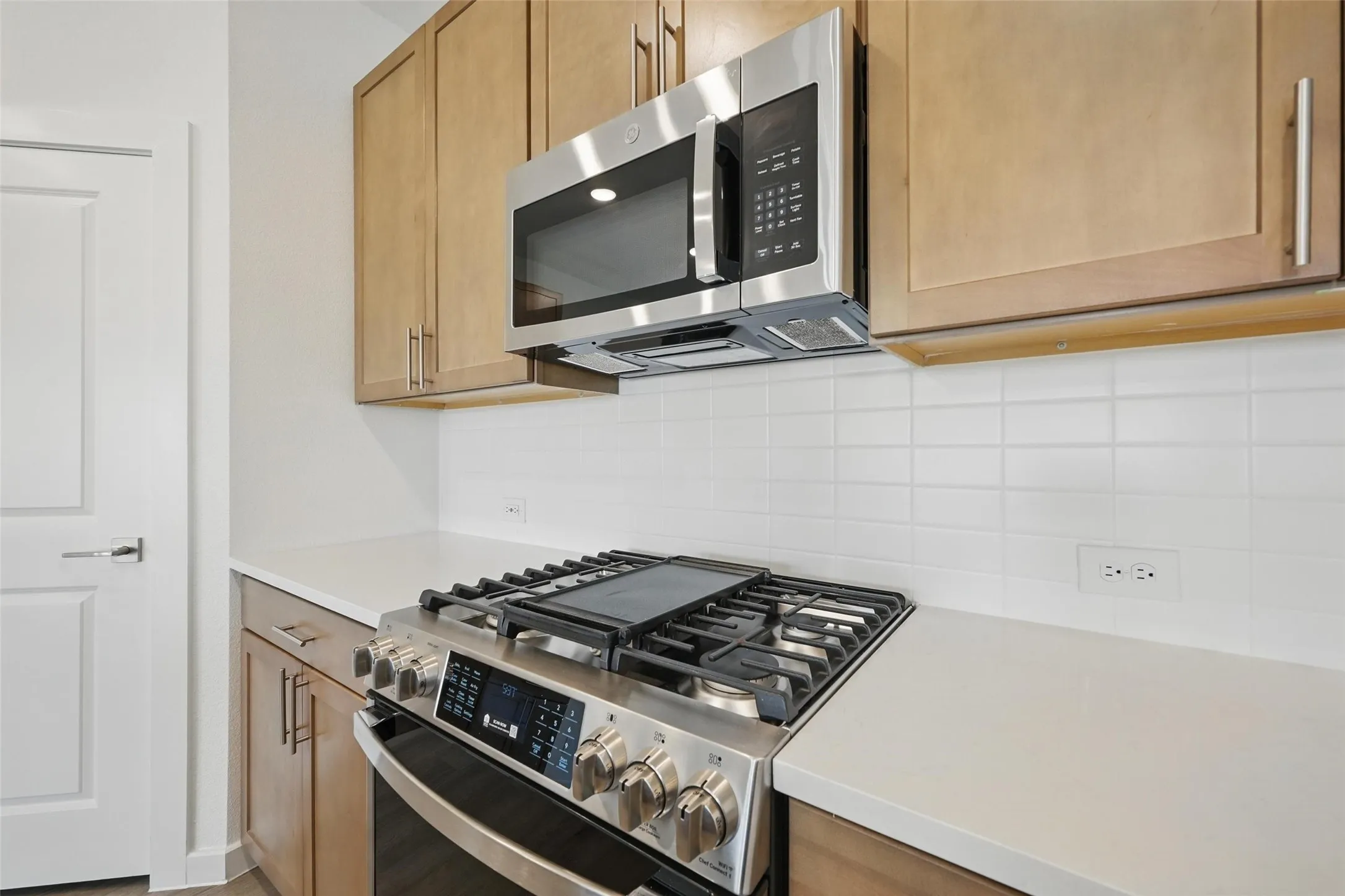 Stainless steel range with a built-in griddle and digital interface