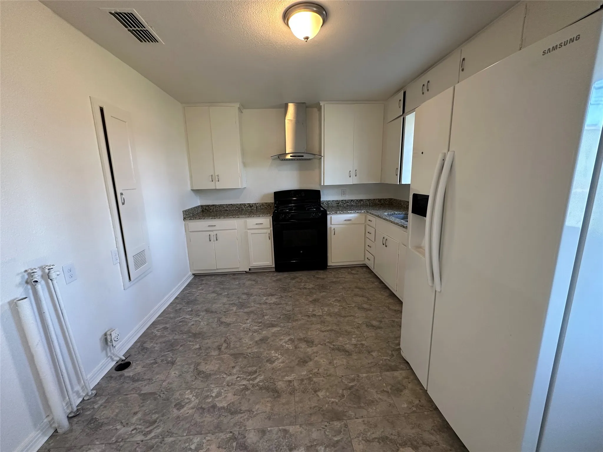 Duplex For Rent in Ellis County , 315 W Main Street, Midlothian, Texas 76065, 2 Bedrooms, 1 Bathroom, 1 Garage spaces, 1,064 Sqft, built in 1925, Price $1,750, mls#21317660, Real Estate Agent in Midlothian, Homes For Rent in Ellis county, Homes For Rent in Midlothian, Realtor in Midlothian Texas, Real Estate Brokerage Independent Realty Texas, Luminita Cordes Realtor