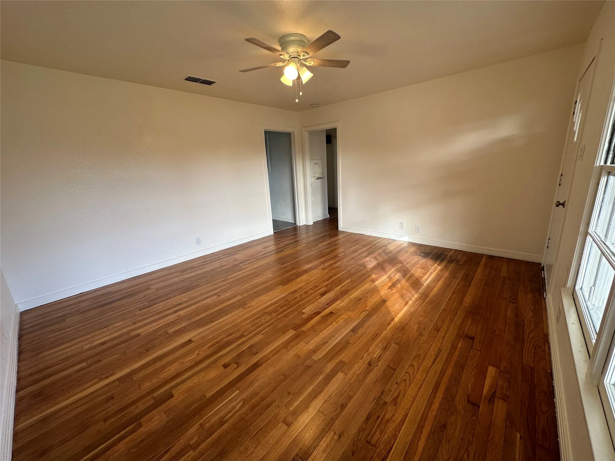 Duplex For Rent in Ellis County , 315 W Main Street, Midlothian, Texas 76065, 2 Bedrooms, 1 Bathroom, 1 Garage spaces, 1,064 Sqft, built in 1925, Price $1,750, mls#21317660, Real Estate Agent in Midlothian, Homes For Rent in Ellis county, Homes For Rent in Midlothian, Realtor in Midlothian Texas, Real Estate Brokerage Independent Realty Texas, Luminita Cordes Realtor