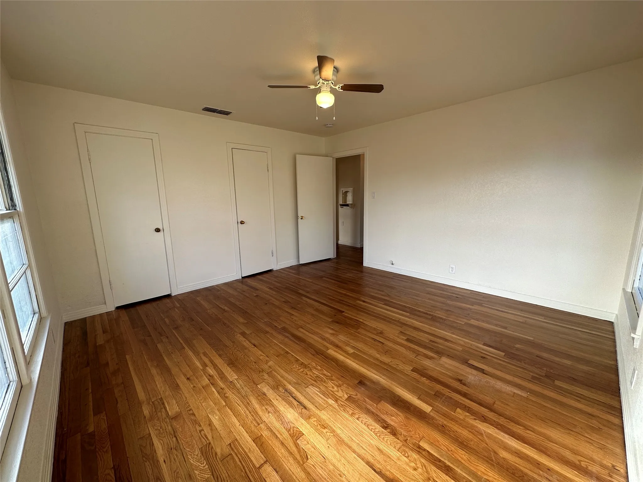 Duplex For Rent in Ellis County , 315 W Main Street, Midlothian, Texas 76065, 2 Bedrooms, 1 Bathroom, 1 Garage spaces, 1,064 Sqft, built in 1925, Price $1,750, mls#21317660, Real Estate Agent in Midlothian, Homes For Rent in Ellis county, Homes For Rent in Midlothian, Realtor in Midlothian Texas, Real Estate Brokerage Independent Realty Texas, Luminita Cordes Realtor