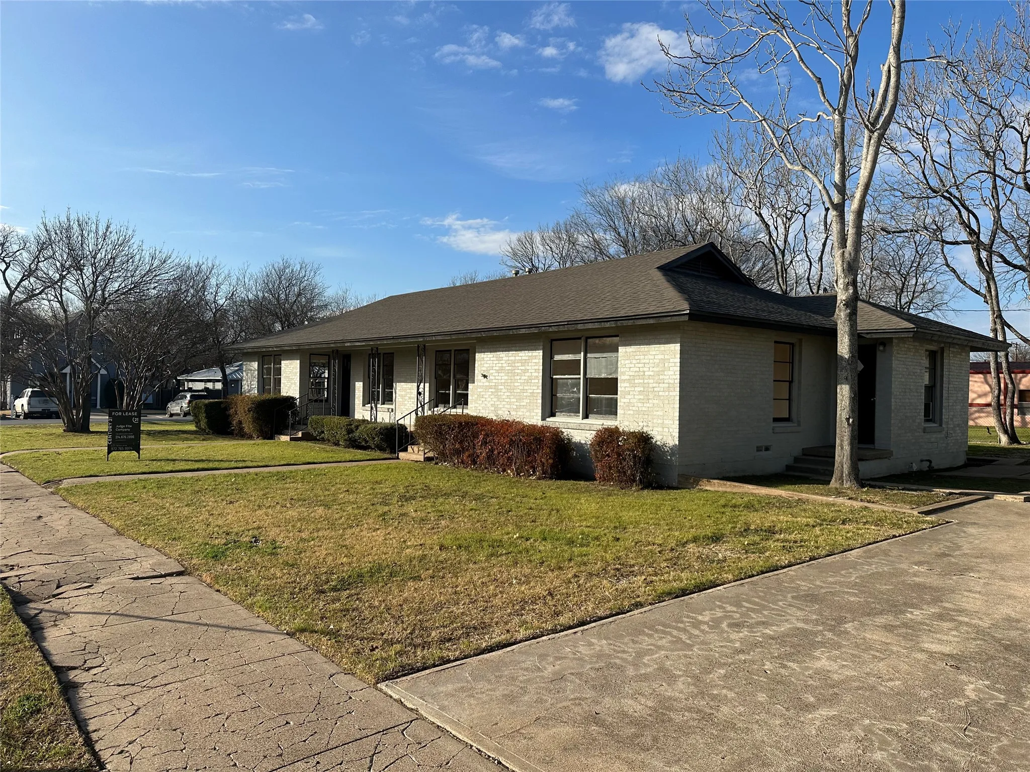 Duplex For Rent in Ellis County , 315 W Main Street, Midlothian, Texas 76065, 2 Bedrooms, 1 Bathroom, 1 Garage spaces, 1,064 Sqft, built in 1925, Price $1,750, mls#21317660, Real Estate Agent in Midlothian, Homes For Rent in Ellis county, Homes For Rent in Midlothian, Realtor in Midlothian Texas, Real Estate Brokerage Independent Realty Texas, Luminita Cordes Realtor