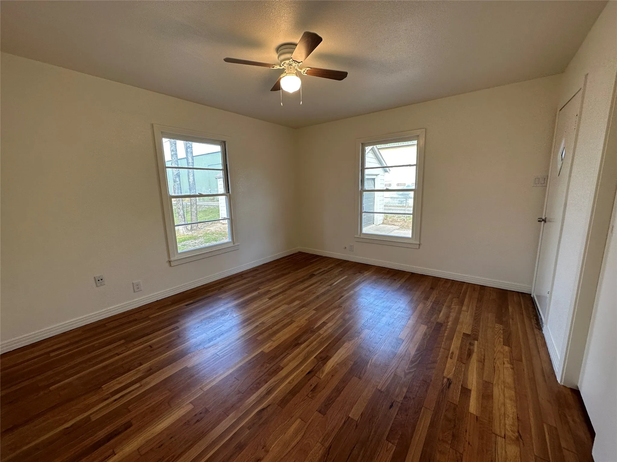 Duplex For Rent in Ellis County , 315 W Main Street, Midlothian, Texas 76065, 2 Bedrooms, 1 Bathroom, 1 Garage spaces, 1,064 Sqft, built in 1925, Price $1,750, mls#21317660, Real Estate Agent in Midlothian, Homes For Rent in Ellis county, Homes For Rent in Midlothian, Realtor in Midlothian Texas, Real Estate Brokerage Independent Realty Texas, Luminita Cordes Realtor