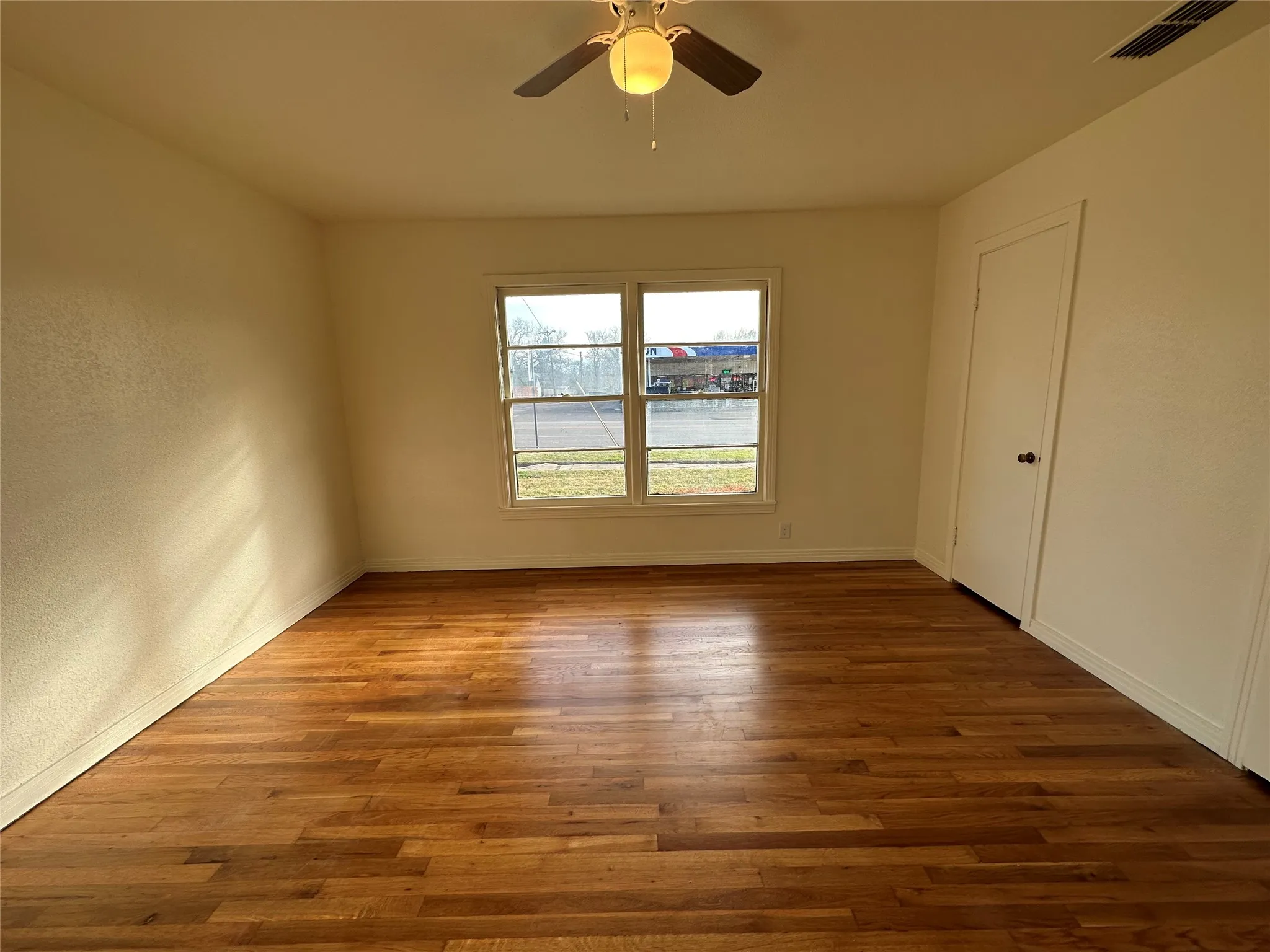Duplex For Rent in Ellis County , 315 W Main Street, Midlothian, Texas 76065, 2 Bedrooms, 1 Bathroom, 1 Garage spaces, 1,064 Sqft, built in 1925, Price $1,750, mls#21317660, Real Estate Agent in Midlothian, Homes For Rent in Ellis county, Homes For Rent in Midlothian, Realtor in Midlothian Texas, Real Estate Brokerage Independent Realty Texas, Luminita Cordes Realtor