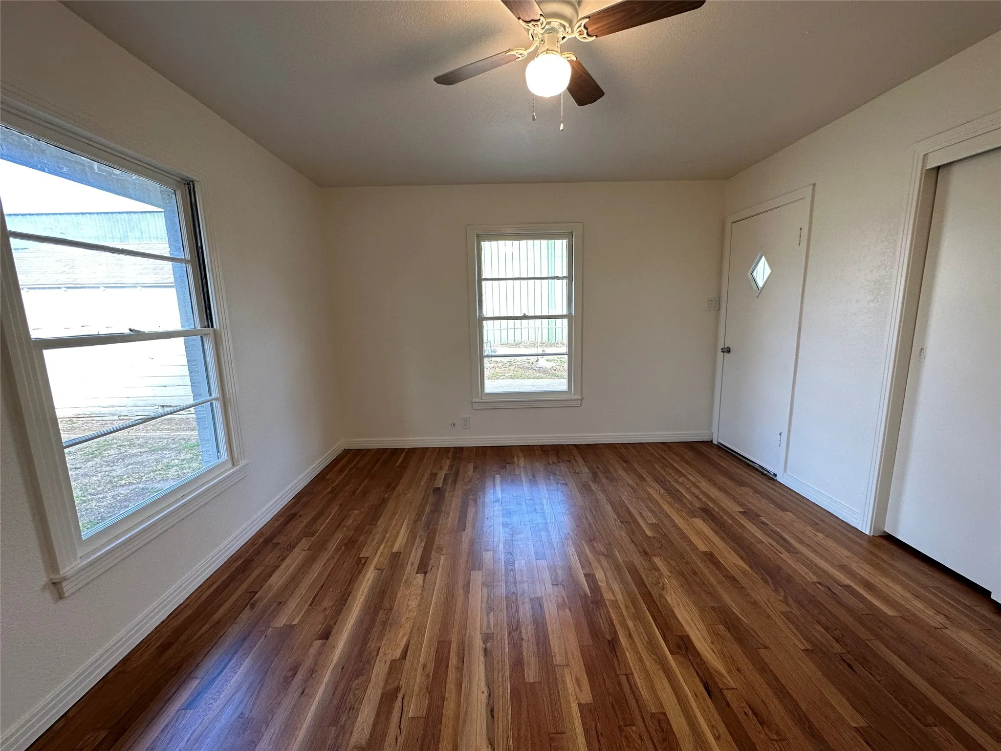Duplex For Rent in Ellis County , 315 W Main Street, Midlothian, Texas 76065, 2 Bedrooms, 1 Bathroom, 1 Garage spaces, 1,064 Sqft, built in 1925, Price $1,750, mls#21317660, Real Estate Agent in Midlothian, Homes For Rent in Ellis county, Homes For Rent in Midlothian, Realtor in Midlothian Texas, Real Estate Brokerage Independent Realty Texas, Luminita Cordes Realtor