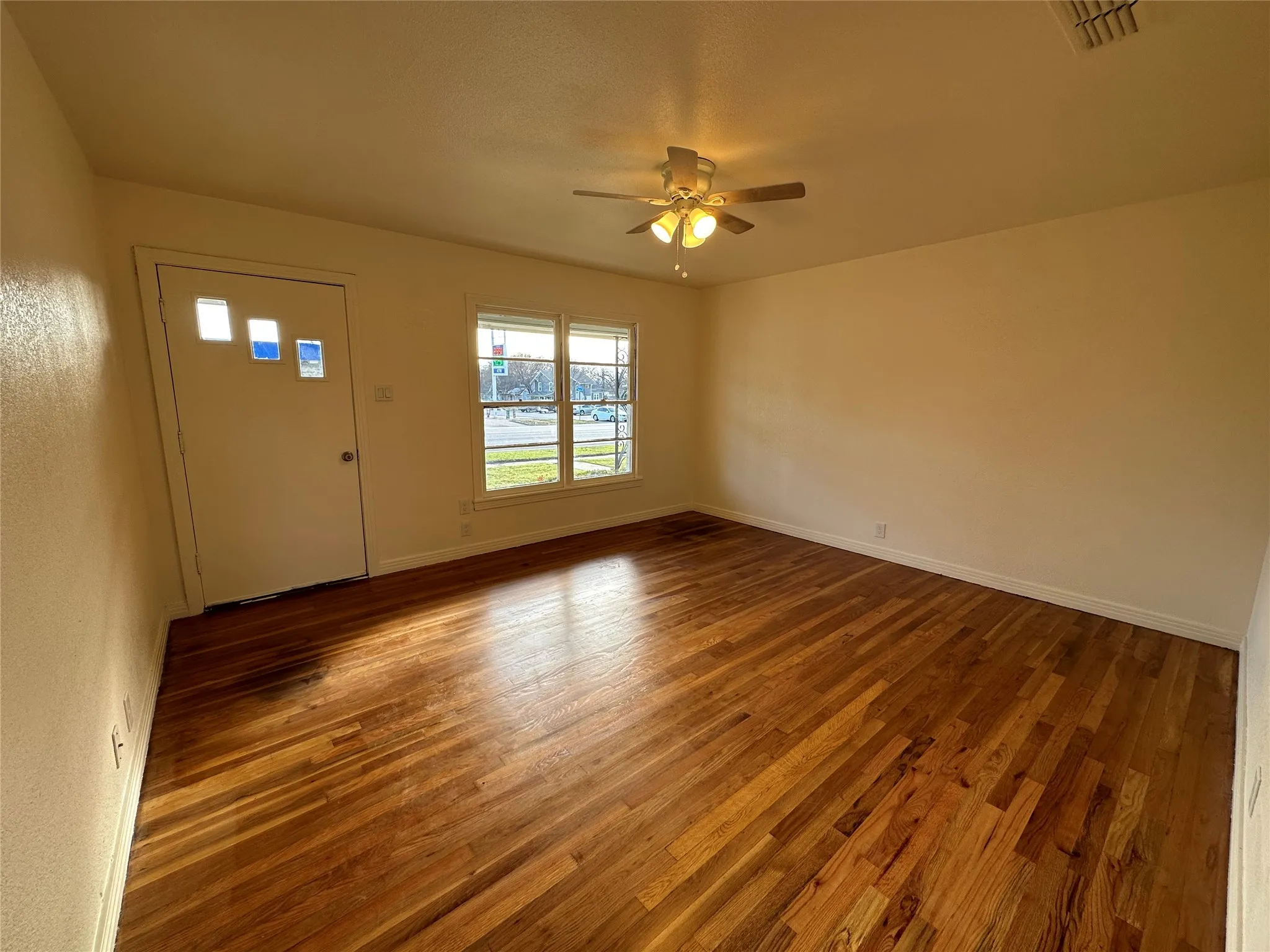 Duplex For Rent in Ellis County , 315 W Main Street, Midlothian, Texas 76065, 2 Bedrooms, 1 Bathroom, 1 Garage spaces, 1,064 Sqft, built in 1925, Price $1,750, mls#21317660, Real Estate Agent in Midlothian, Homes For Rent in Ellis county, Homes For Rent in Midlothian, Realtor in Midlothian Texas, Real Estate Brokerage Independent Realty Texas, Luminita Cordes Realtor