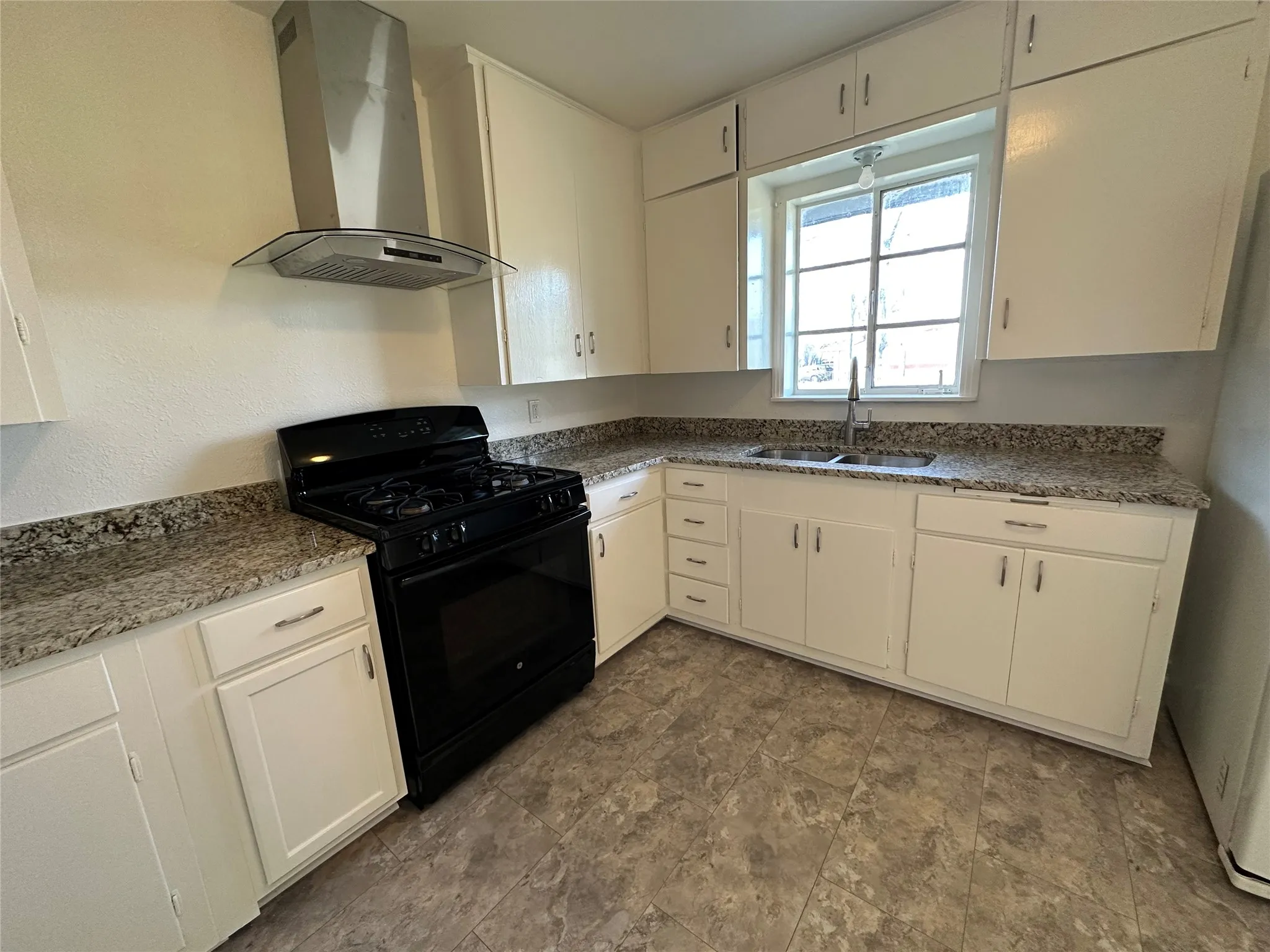 Duplex For Rent in Ellis County , 315 W Main Street, Midlothian, Texas 76065, 2 Bedrooms, 1 Bathroom, 1 Garage spaces, 1,064 Sqft, built in 1925, Price $1,750, mls#21317660, Real Estate Agent in Midlothian, Homes For Rent in Ellis county, Homes For Rent in Midlothian, Realtor in Midlothian Texas, Real Estate Brokerage Independent Realty Texas, Luminita Cordes Realtor