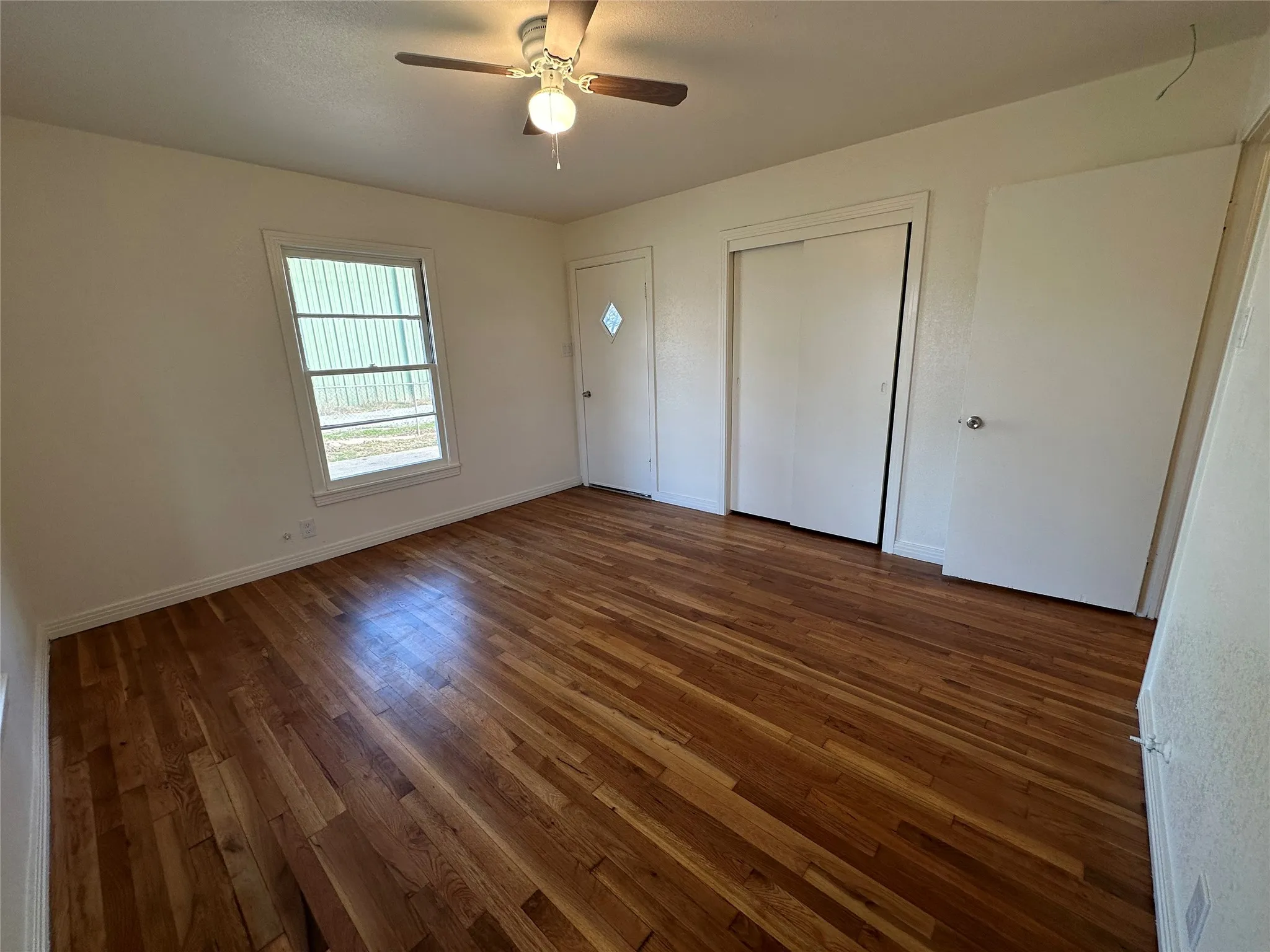 Duplex For Rent in Ellis County , 315 W Main Street, Midlothian, Texas 76065, 2 Bedrooms, 1 Bathroom, 1 Garage spaces, 1,064 Sqft, built in 1925, Price $1,750, mls#21317660, Real Estate Agent in Midlothian, Homes For Rent in Ellis county, Homes For Rent in Midlothian, Realtor in Midlothian Texas, Real Estate Brokerage Independent Realty Texas, Luminita Cordes Realtor