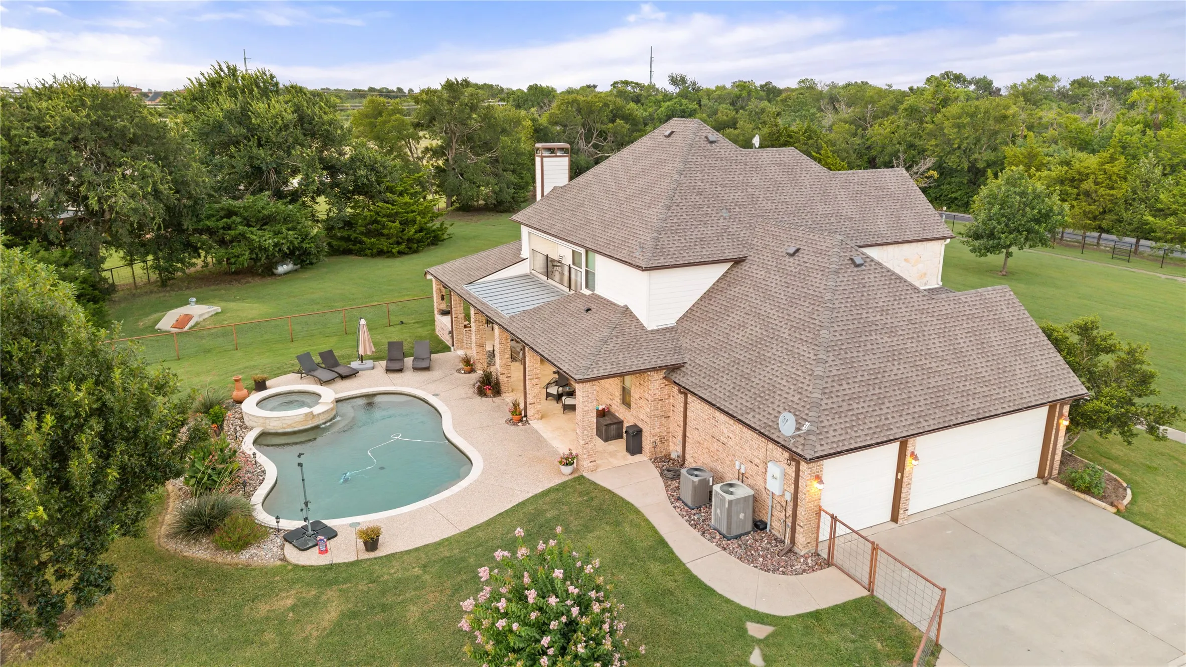 Single Family Residence For Sale in Grayson County , 633 Durning Road, Van Alstyne, Texas 75495, 4 Bedroom, 3 Bathroom, 3 Garage spaces, 3,230 Sqft, built in 2003, mls#21323807, Real Estate Agent in Van Alstyne, Homes For Sale in Grayson county, Homes For Sale in Van Alstyne, Realtor in Van Alstyne Texas, Real Estate Brokerage Independent Realty Texas, Luminita Cordes Realtor