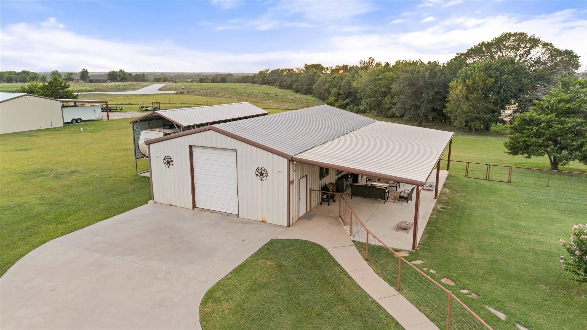 Single Family Residence For Sale in Grayson County , 633 Durning Road, Van Alstyne, Texas 75495, 4 Bedroom, 3 Bathroom, 3 Garage spaces, 3,230 Sqft, built in 2003, mls#21323807, Real Estate Agent in Van Alstyne, Homes For Sale in Grayson county, Homes For Sale in Van Alstyne, Realtor in Van Alstyne Texas, Real Estate Brokerage Independent Realty Texas, Luminita Cordes Realtor