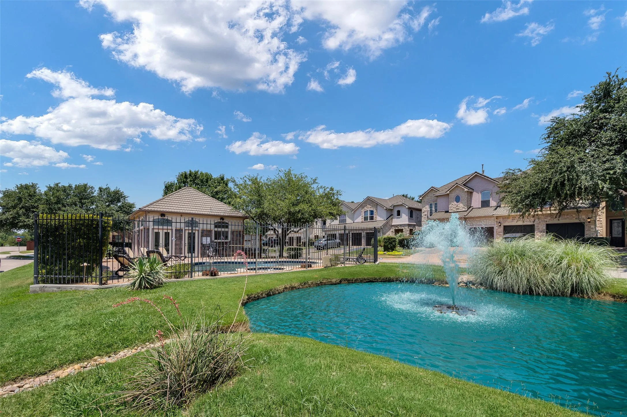 Townhouse For Sale in Dallas County , 2505 Fountain Cove, Carrollton, Texas 75006, 2 Bedroom, 3 Bathroom, 2 Garage spaces, 1,806 Sqft, built in 2006, mls#21323892, Real Estate Agent in Carrollton, Homes For Sale in Dallas county, Homes For Sale in Carrollton, Realtor in Carrollton Texas, Real Estate Brokerage Independent Realty Texas, Luminita Cordes Realtor