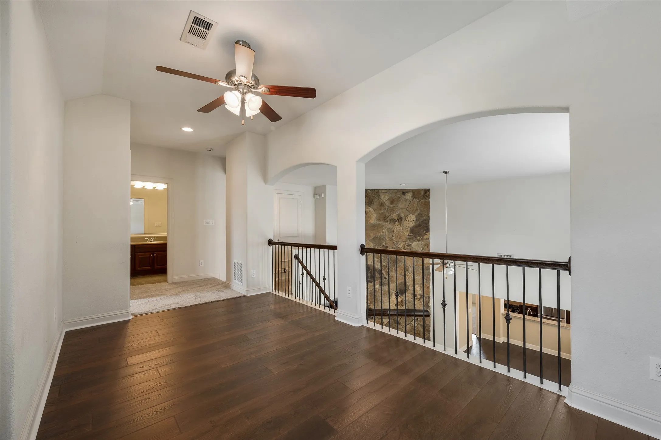 Townhouse For Sale in Dallas County , 2505 Fountain Cove, Carrollton, Texas 75006, 2 Bedroom, 3 Bathroom, 2 Garage spaces, 1,806 Sqft, built in 2006, mls#21323892, Real Estate Agent in Carrollton, Homes For Sale in Dallas county, Homes For Sale in Carrollton, Realtor in Carrollton Texas, Real Estate Brokerage Independent Realty Texas, Luminita Cordes Realtor
