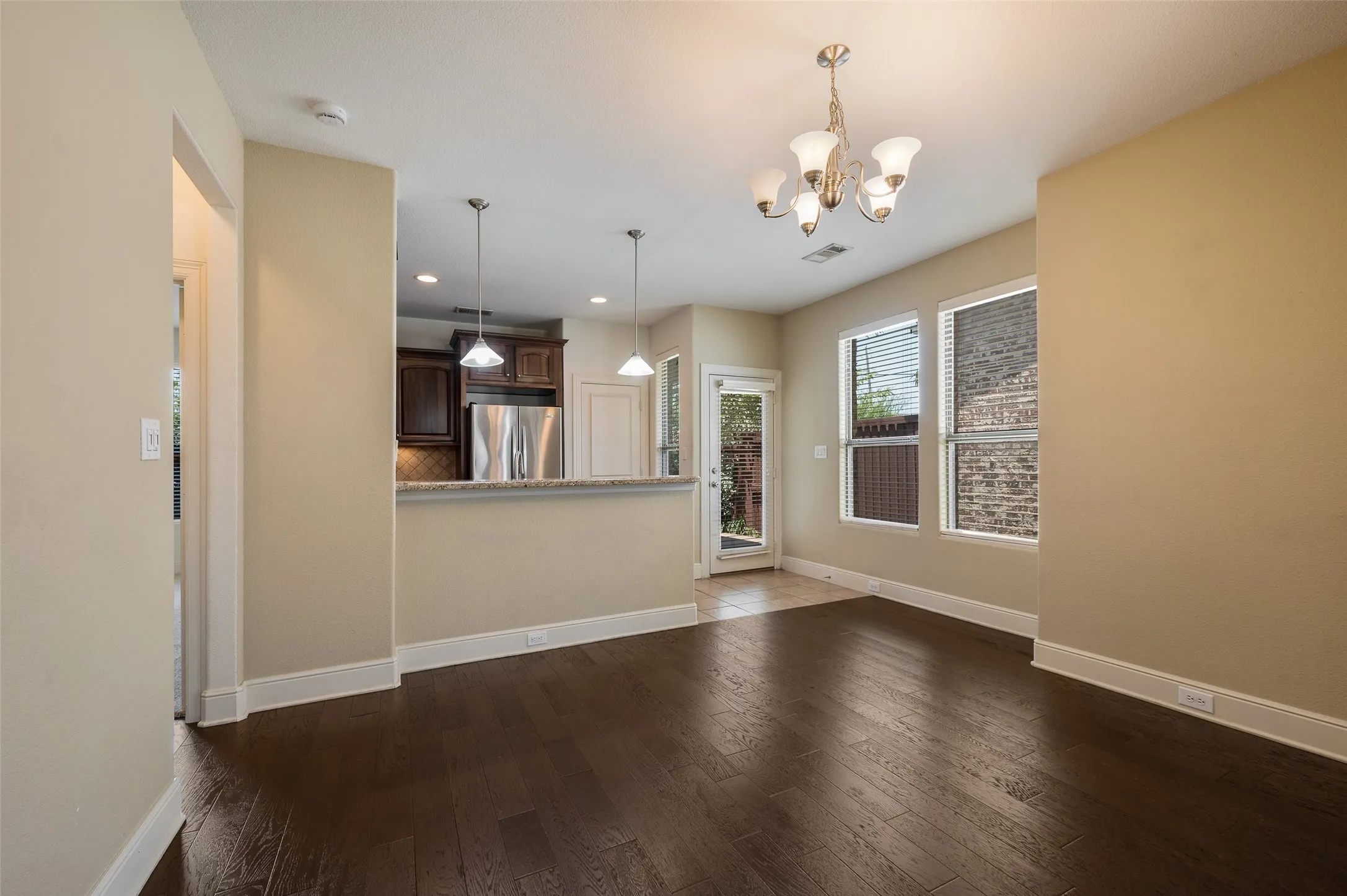 Townhouse For Sale in Dallas County , 2505 Fountain Cove, Carrollton, Texas 75006, 2 Bedroom, 3 Bathroom, 2 Garage spaces, 1,806 Sqft, built in 2006, mls#21323892, Real Estate Agent in Carrollton, Homes For Sale in Dallas county, Homes For Sale in Carrollton, Realtor in Carrollton Texas, Real Estate Brokerage Independent Realty Texas, Luminita Cordes Realtor