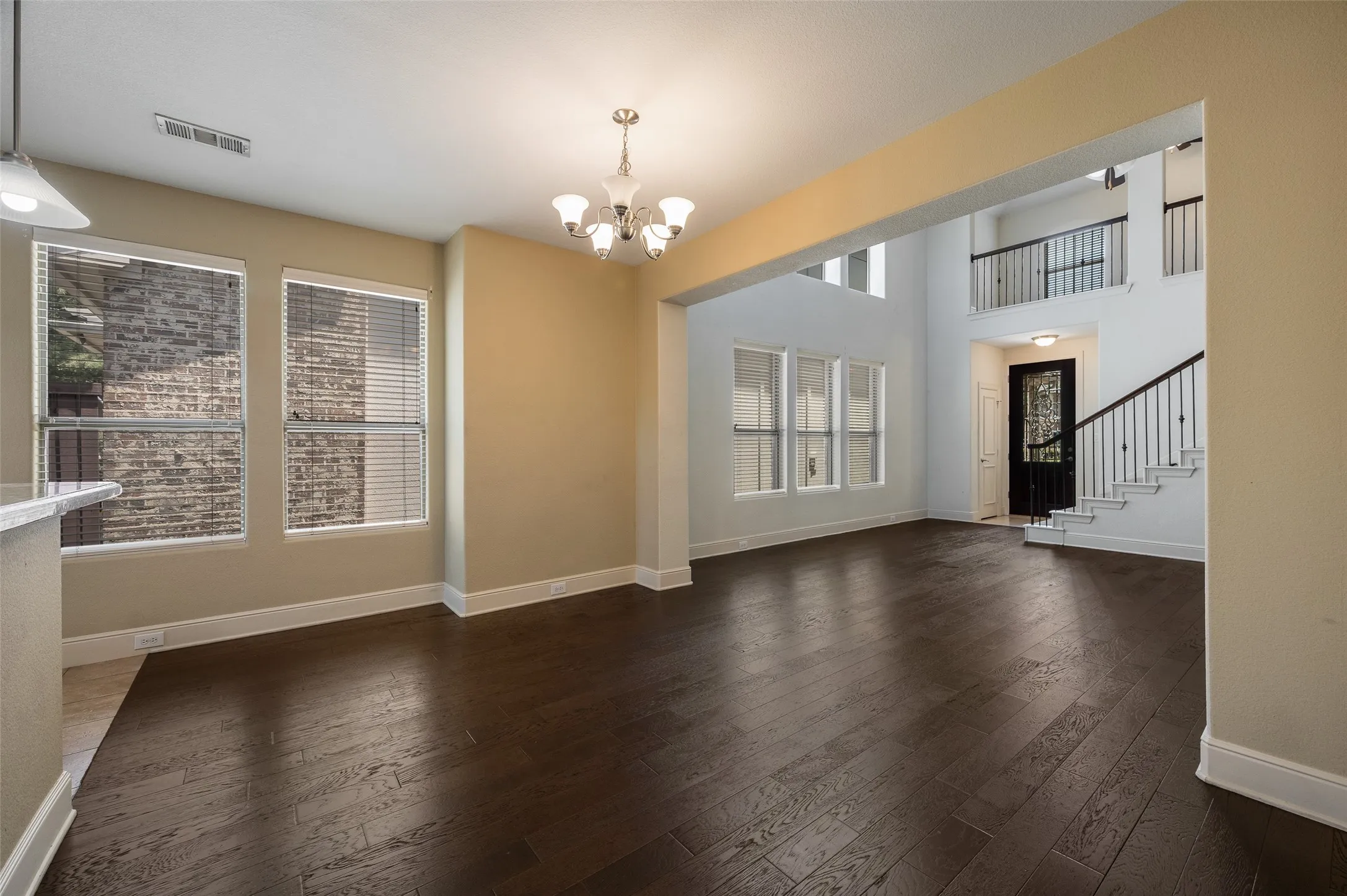Townhouse For Sale in Dallas County , 2505 Fountain Cove, Carrollton, Texas 75006, 2 Bedroom, 3 Bathroom, 2 Garage spaces, 1,806 Sqft, built in 2006, mls#21323892, Real Estate Agent in Carrollton, Homes For Sale in Dallas county, Homes For Sale in Carrollton, Realtor in Carrollton Texas, Real Estate Brokerage Independent Realty Texas, Luminita Cordes Realtor