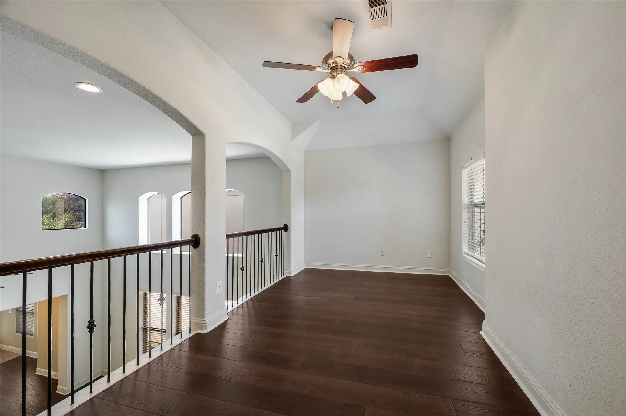 Townhouse For Sale in Dallas County , 2505 Fountain Cove, Carrollton, Texas 75006, 2 Bedroom, 3 Bathroom, 2 Garage spaces, 1,806 Sqft, built in 2006, mls#21323892, Real Estate Agent in Carrollton, Homes For Sale in Dallas county, Homes For Sale in Carrollton, Realtor in Carrollton Texas, Real Estate Brokerage Independent Realty Texas, Luminita Cordes Realtor