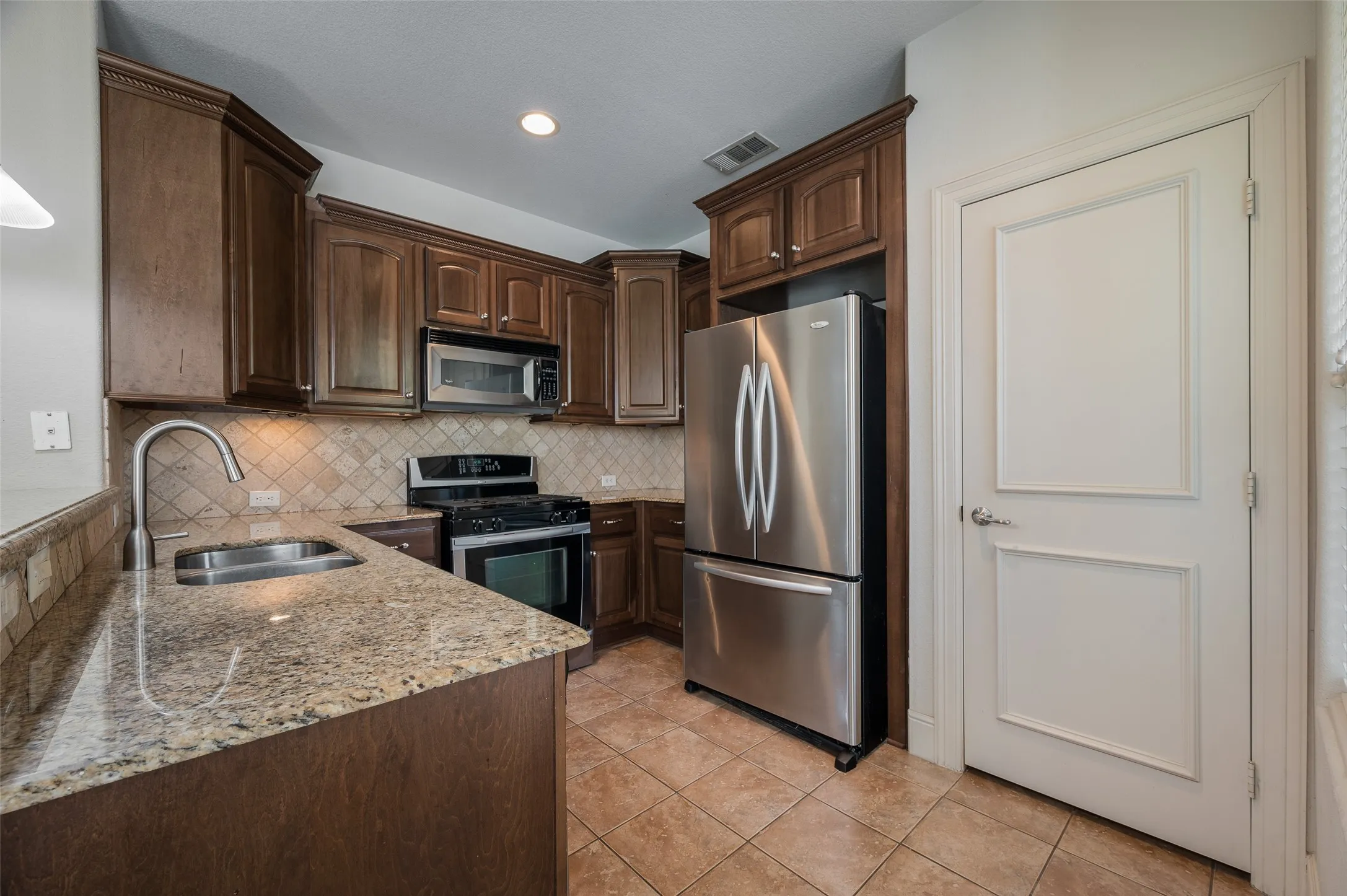 Townhouse For Sale in Dallas County , 2505 Fountain Cove, Carrollton, Texas 75006, 2 Bedroom, 3 Bathroom, 2 Garage spaces, 1,806 Sqft, built in 2006, mls#21323892, Real Estate Agent in Carrollton, Homes For Sale in Dallas county, Homes For Sale in Carrollton, Realtor in Carrollton Texas, Real Estate Brokerage Independent Realty Texas, Luminita Cordes Realtor
