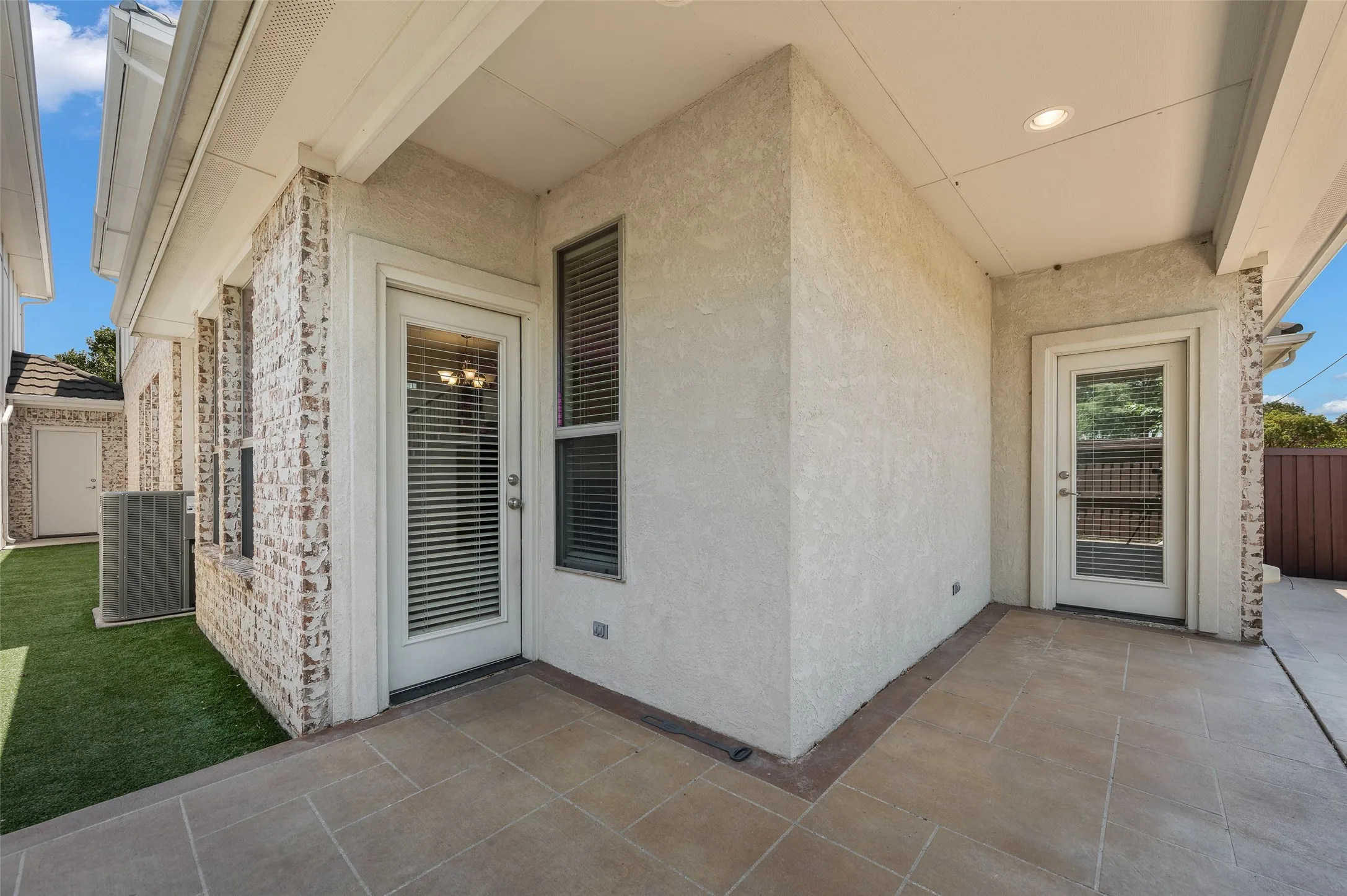 Townhouse For Sale in Dallas County , 2505 Fountain Cove, Carrollton, Texas 75006, 2 Bedroom, 3 Bathroom, 2 Garage spaces, 1,806 Sqft, built in 2006, mls#21323892, Real Estate Agent in Carrollton, Homes For Sale in Dallas county, Homes For Sale in Carrollton, Realtor in Carrollton Texas, Real Estate Brokerage Independent Realty Texas, Luminita Cordes Realtor