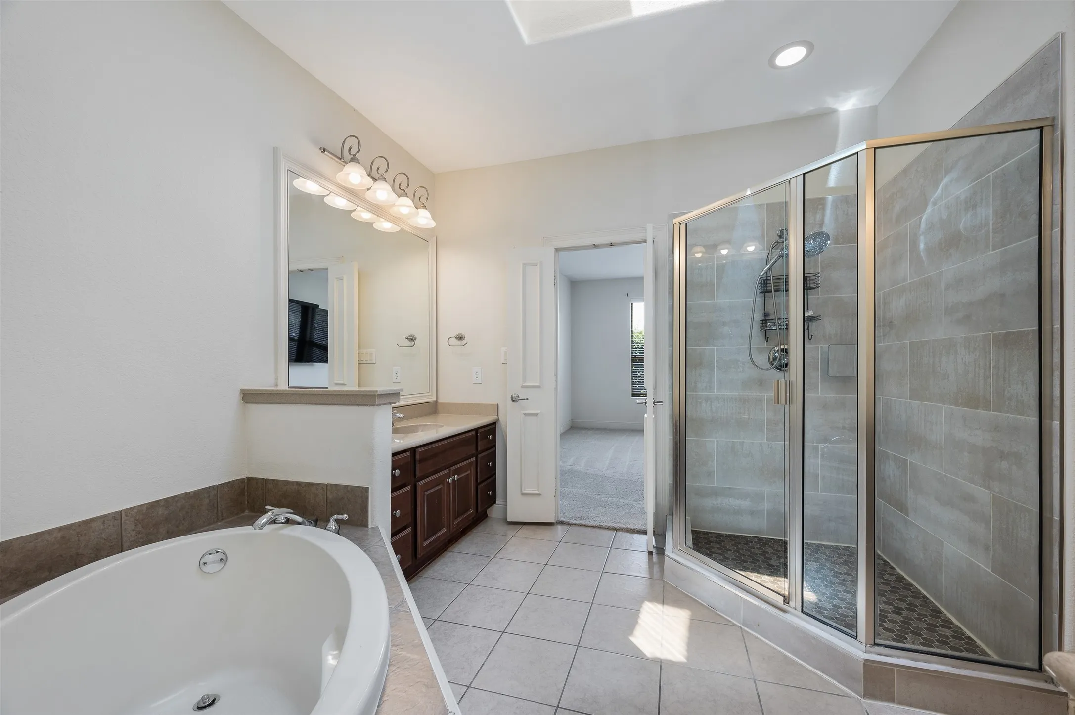 Townhouse For Sale in Dallas County , 2505 Fountain Cove, Carrollton, Texas 75006, 2 Bedroom, 3 Bathroom, 2 Garage spaces, 1,806 Sqft, built in 2006, mls#21323892, Real Estate Agent in Carrollton, Homes For Sale in Dallas county, Homes For Sale in Carrollton, Realtor in Carrollton Texas, Real Estate Brokerage Independent Realty Texas, Luminita Cordes Realtor