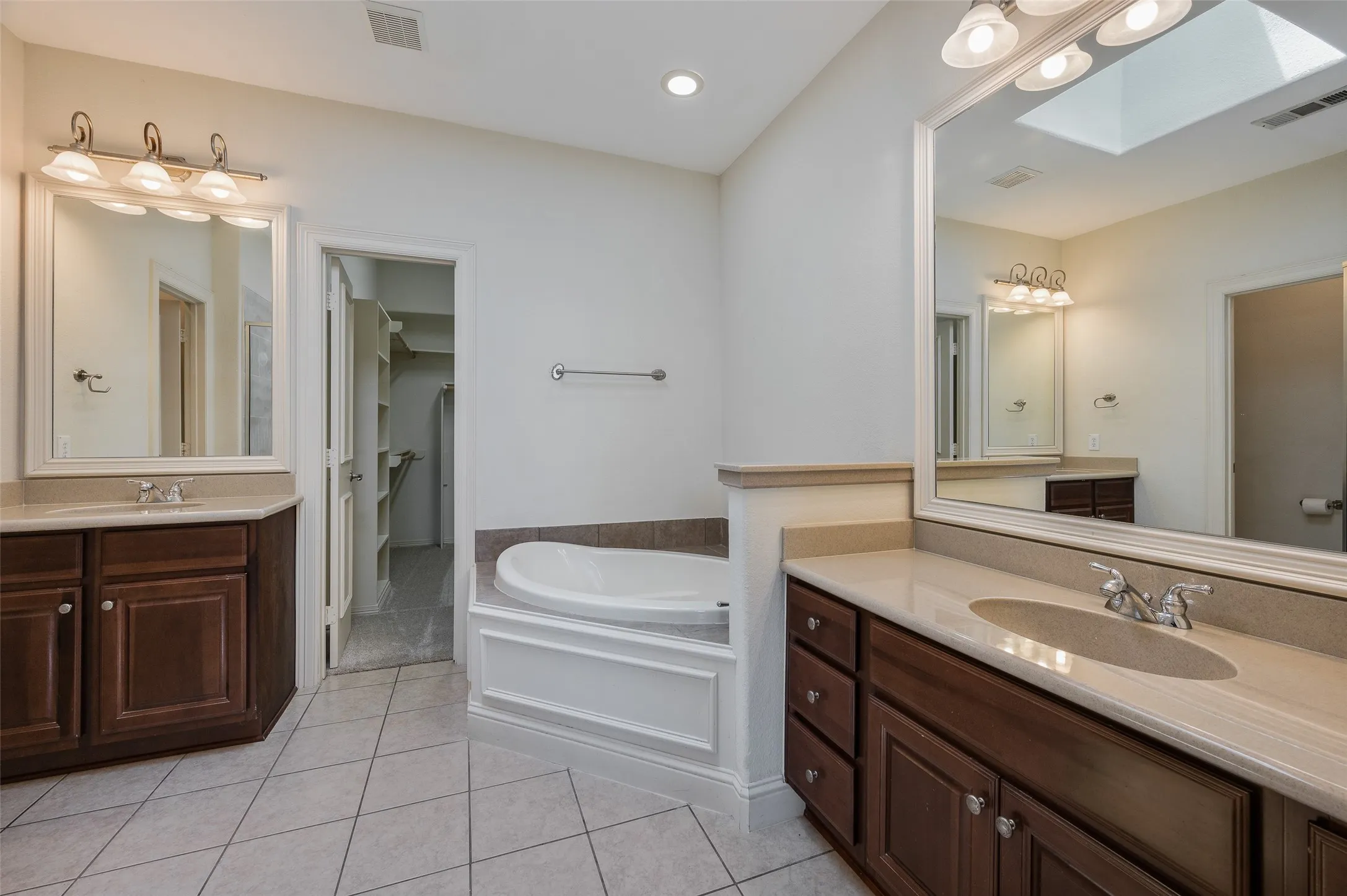 Townhouse For Sale in Dallas County , 2505 Fountain Cove, Carrollton, Texas 75006, 2 Bedroom, 3 Bathroom, 2 Garage spaces, 1,806 Sqft, built in 2006, mls#21323892, Real Estate Agent in Carrollton, Homes For Sale in Dallas county, Homes For Sale in Carrollton, Realtor in Carrollton Texas, Real Estate Brokerage Independent Realty Texas, Luminita Cordes Realtor
