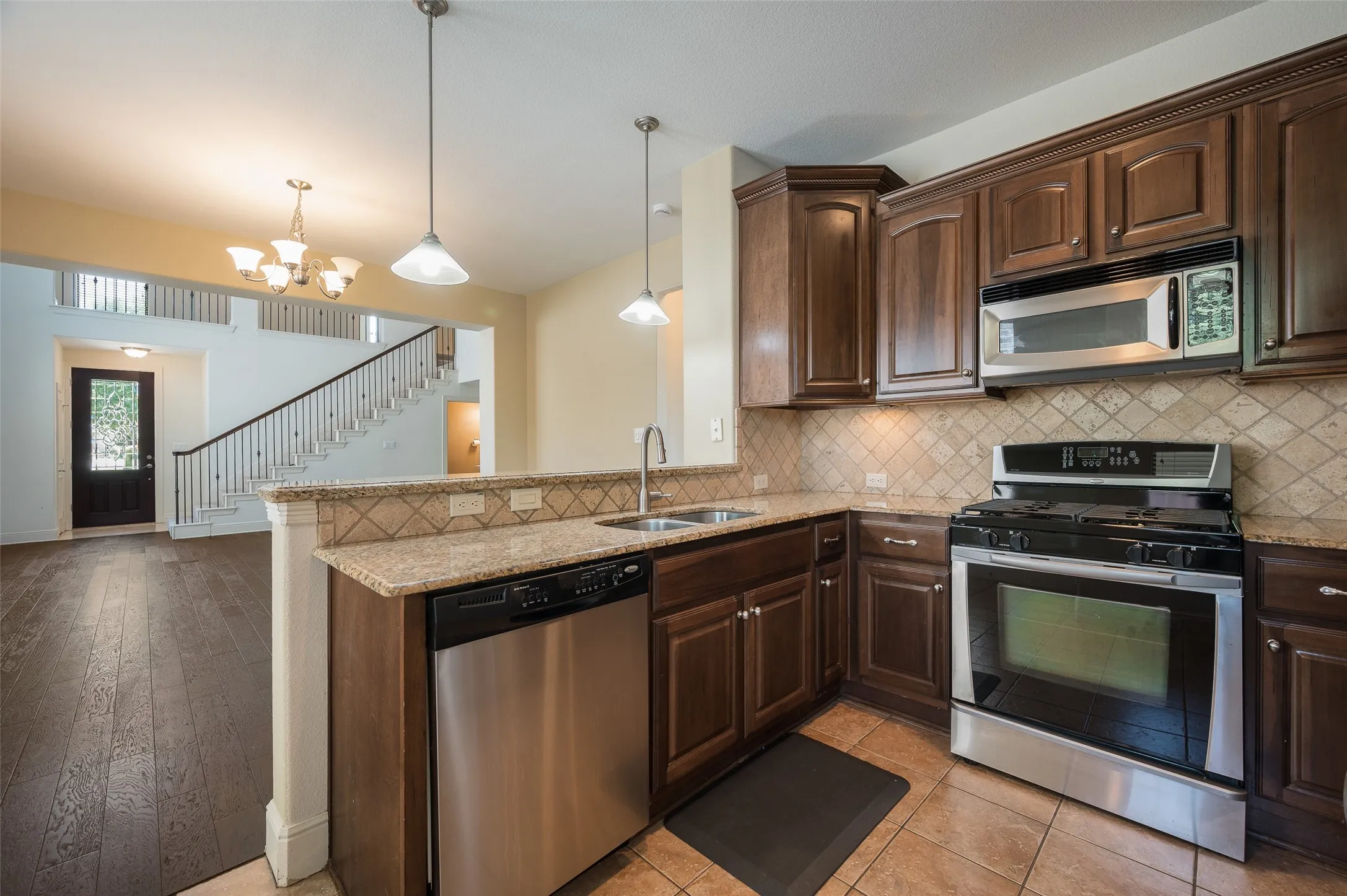Townhouse For Sale in Dallas County , 2505 Fountain Cove, Carrollton, Texas 75006, 2 Bedroom, 3 Bathroom, 2 Garage spaces, 1,806 Sqft, built in 2006, mls#21323892, Real Estate Agent in Carrollton, Homes For Sale in Dallas county, Homes For Sale in Carrollton, Realtor in Carrollton Texas, Real Estate Brokerage Independent Realty Texas, Luminita Cordes Realtor