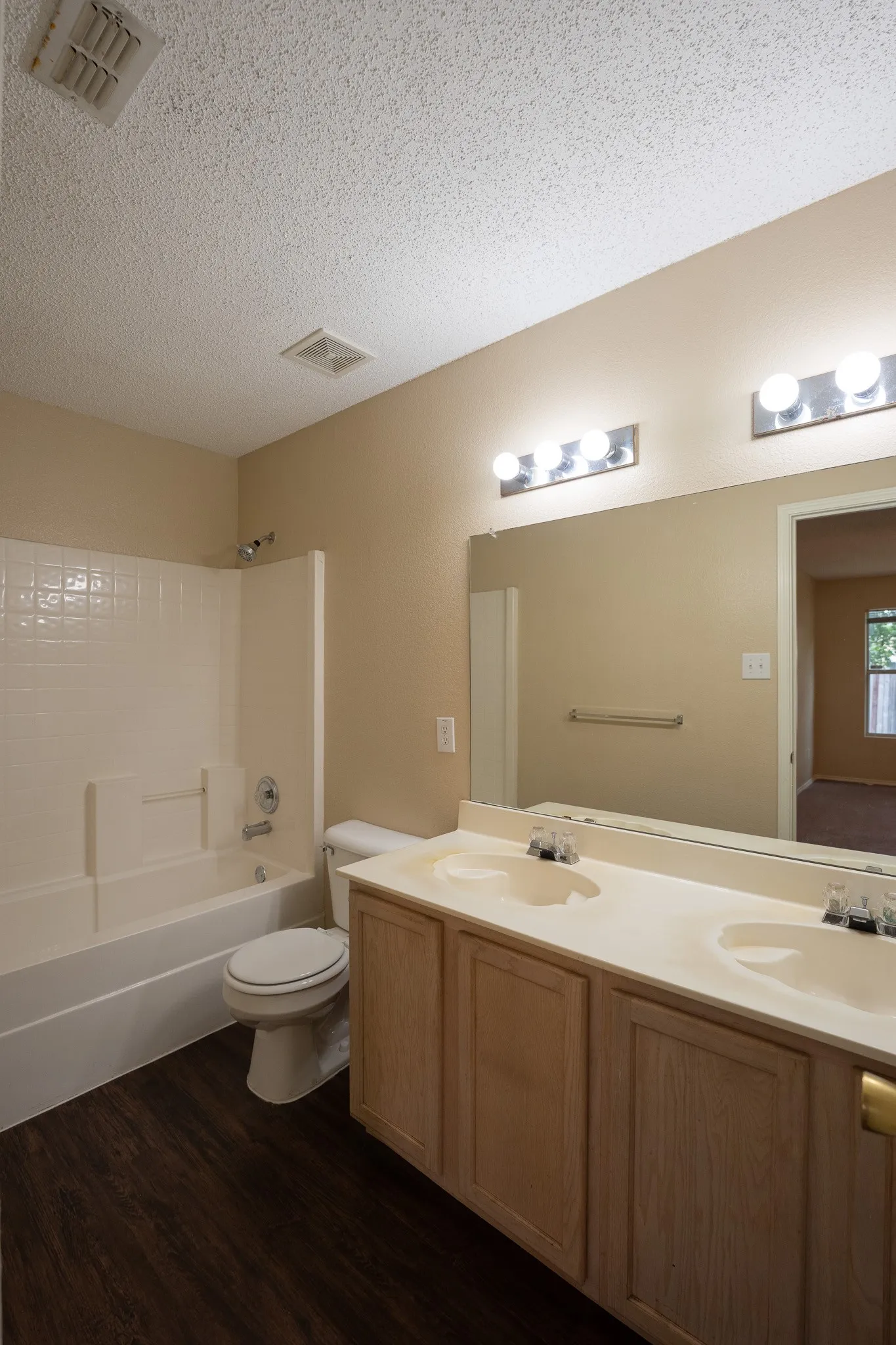 Single Family Residence For Rent in Dallas County , 3841 Meredith Lane, Balch Springs, Texas 75180, 3 Bedroom, 2 Bathroom, 2 Garage spaces, 1,690 Sqft, built in 2003, mls#21323932, Real Estate Agent in Balch Springs, Homes For Rent in Dallas county, Homes For Rent in Balch Springs, Realtor in Balch Springs Texas, Real Estate Brokerage Independent Realty Texas, Luminita Cordes Realtor