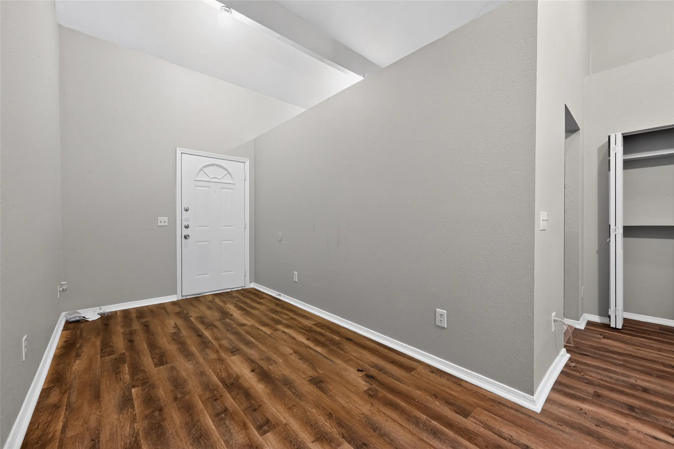 Single Family Residence For Sale in Dallas County , 226 Cliff Heights Circle, Dallas, Texas 75241, 5 Bedroom, 2 Bathroom, 2 Garage spaces, 1,543 Sqft, built in 2006, mls#21322148, Real Estate Agent in Dallas, Homes For Sale in Dallas county, Homes For Sale in Dallas, Realtor in Dallas Texas, Real Estate Brokerage Independent Realty Texas, Luminita Cordes Realtor