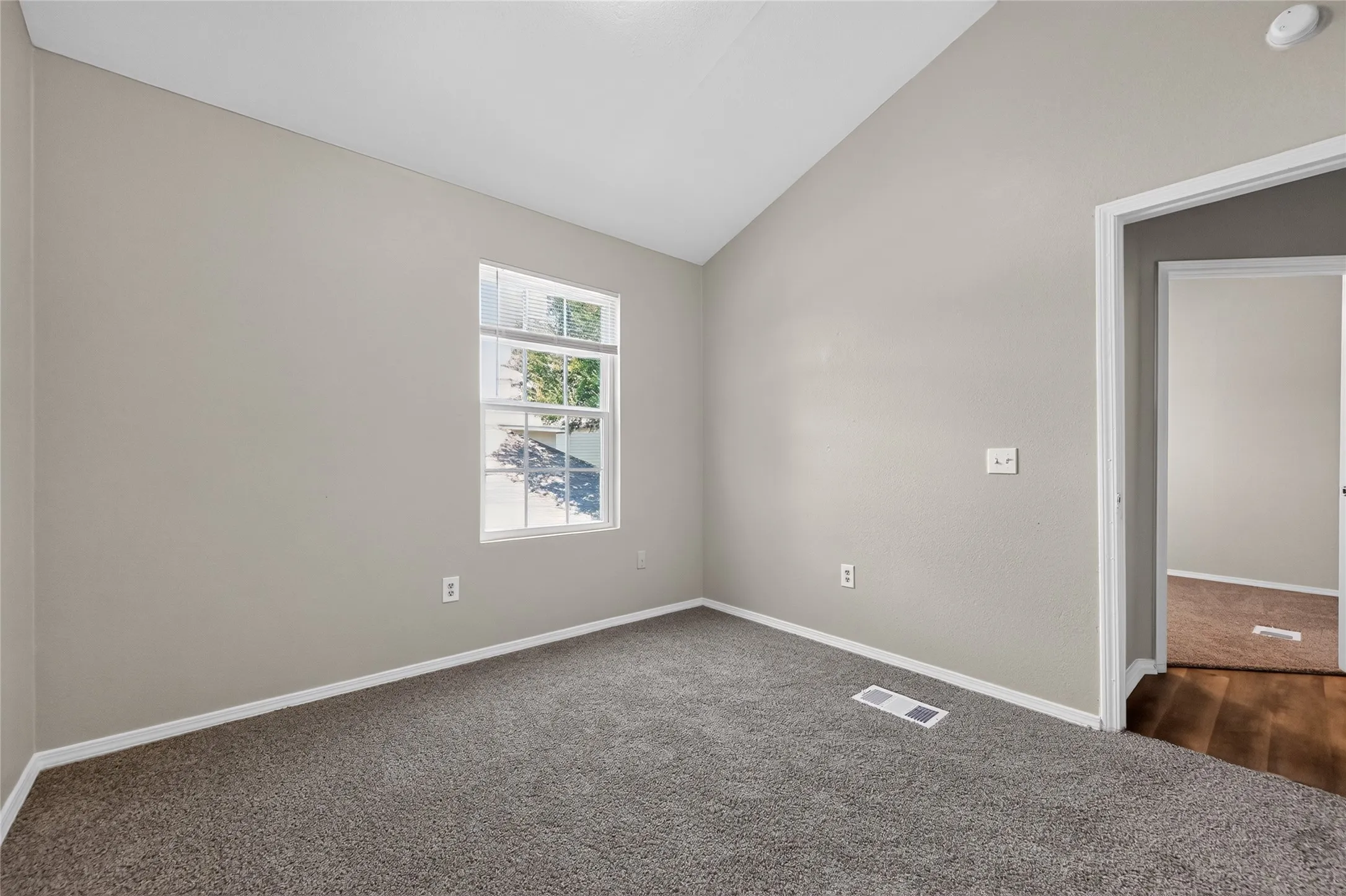 Single Family Residence For Sale in Dallas County , 226 Cliff Heights Circle, Dallas, Texas 75241, 5 Bedroom, 2 Bathroom, 2 Garage spaces, 1,543 Sqft, built in 2006, mls#21322148, Real Estate Agent in Dallas, Homes For Sale in Dallas county, Homes For Sale in Dallas, Realtor in Dallas Texas, Real Estate Brokerage Independent Realty Texas, Luminita Cordes Realtor