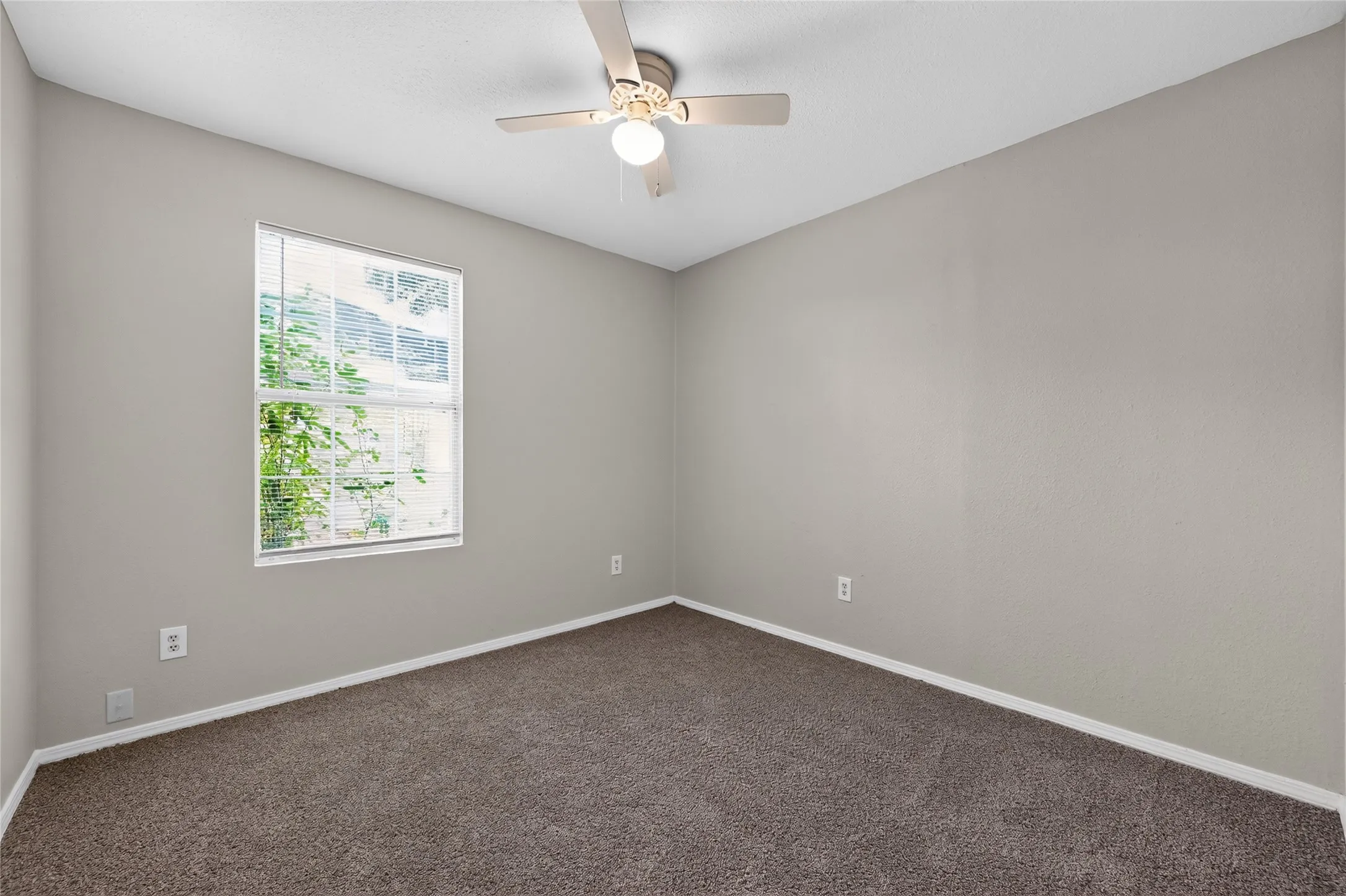 Single Family Residence For Sale in Dallas County , 226 Cliff Heights Circle, Dallas, Texas 75241, 5 Bedroom, 2 Bathroom, 2 Garage spaces, 1,543 Sqft, built in 2006, mls#21322148, Real Estate Agent in Dallas, Homes For Sale in Dallas county, Homes For Sale in Dallas, Realtor in Dallas Texas, Real Estate Brokerage Independent Realty Texas, Luminita Cordes Realtor