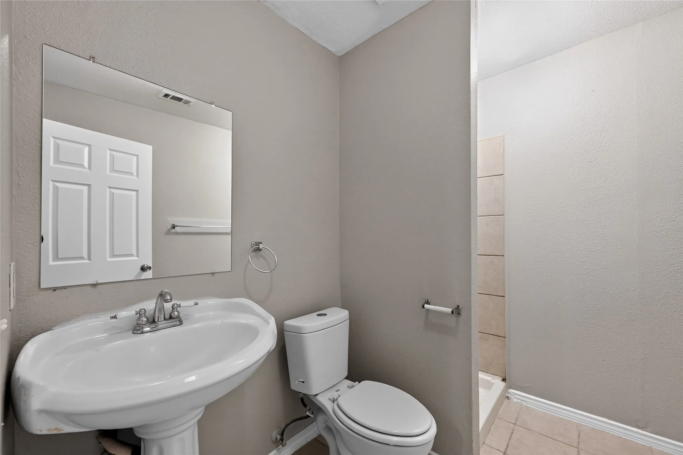 Single Family Residence For Sale in Dallas County , 226 Cliff Heights Circle, Dallas, Texas 75241, 5 Bedroom, 2 Bathroom, 2 Garage spaces, 1,543 Sqft, built in 2006, mls#21322148, Real Estate Agent in Dallas, Homes For Sale in Dallas county, Homes For Sale in Dallas, Realtor in Dallas Texas, Real Estate Brokerage Independent Realty Texas, Luminita Cordes Realtor